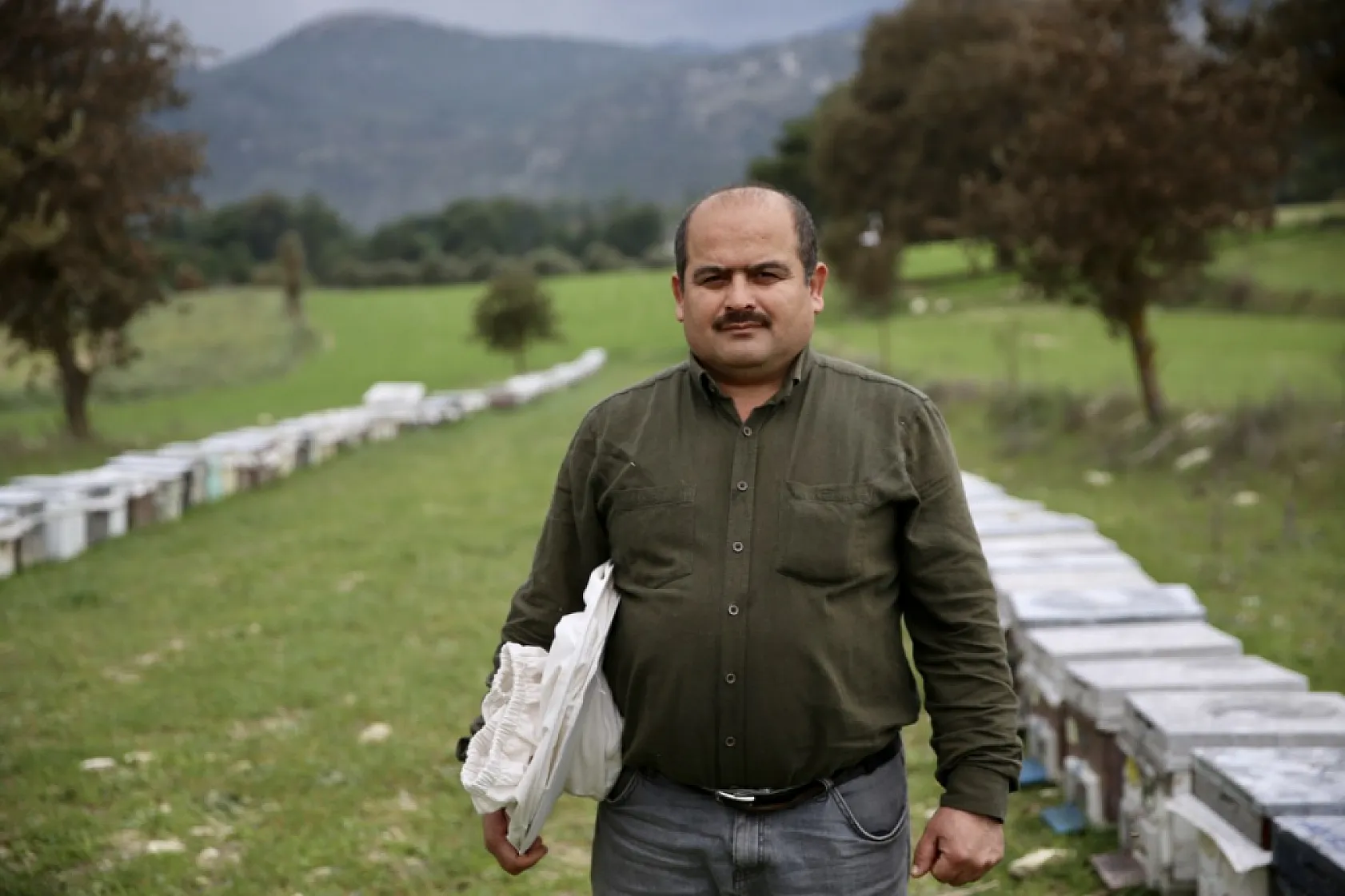 Seydikemerli genç baba mesleği arıcılığı sürdürmek için çalışıyor