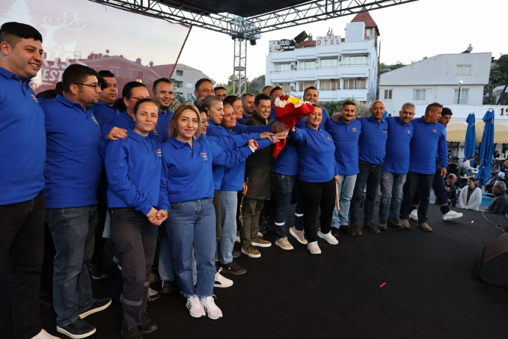 Sıfır atığa dikkati çekmek için çöpten topladıkları atıklardan enstrüman yapıp konser verdiler