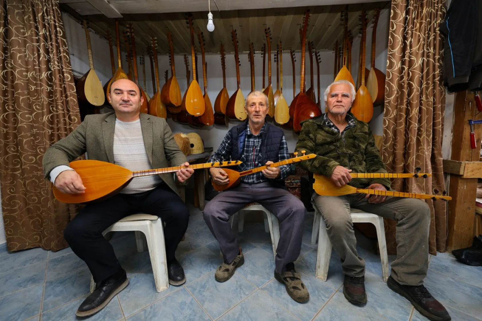 Seydikemerli Orhan usta 37 yıldır 5 metrekarelik atölyesinde bağlama ve cura üretiyor
