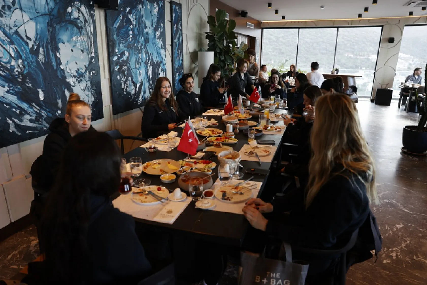 Bodrumspor kadın voleybol takımı, Vakıfbank maçı öncesi kahvaltıda moral depoladı