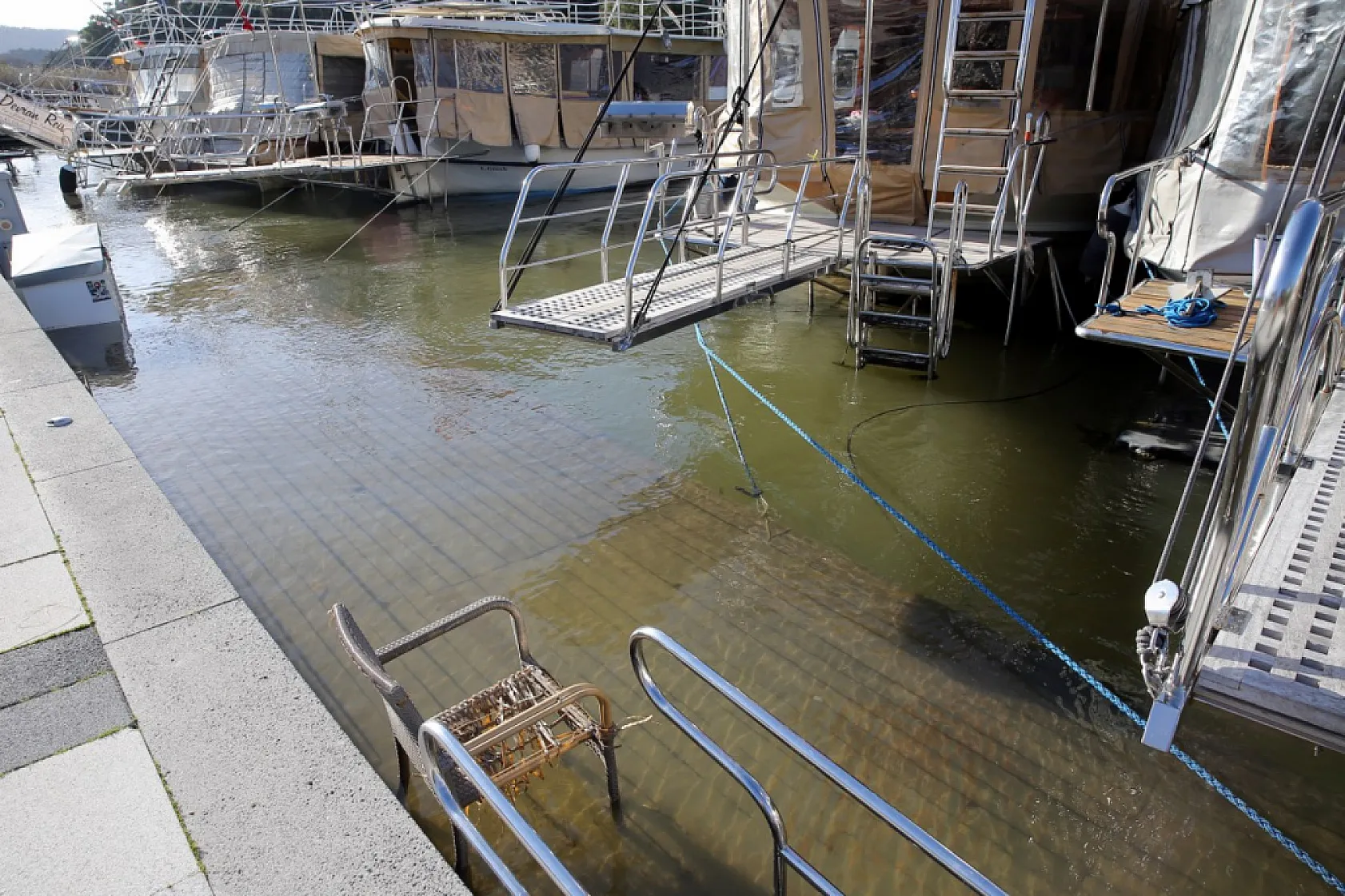 Dalyan Kanalı'nda aşırı yağışlarla su seviyesi 1,5 metre yükseldi
