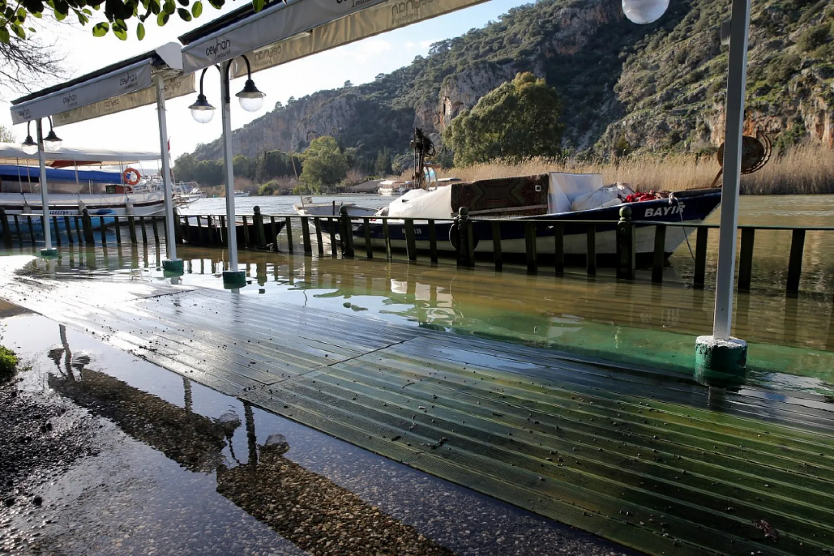 Dalyan Kanalı'nda aşırı yağışlarla su seviyesi 1,5 metre yükseldi