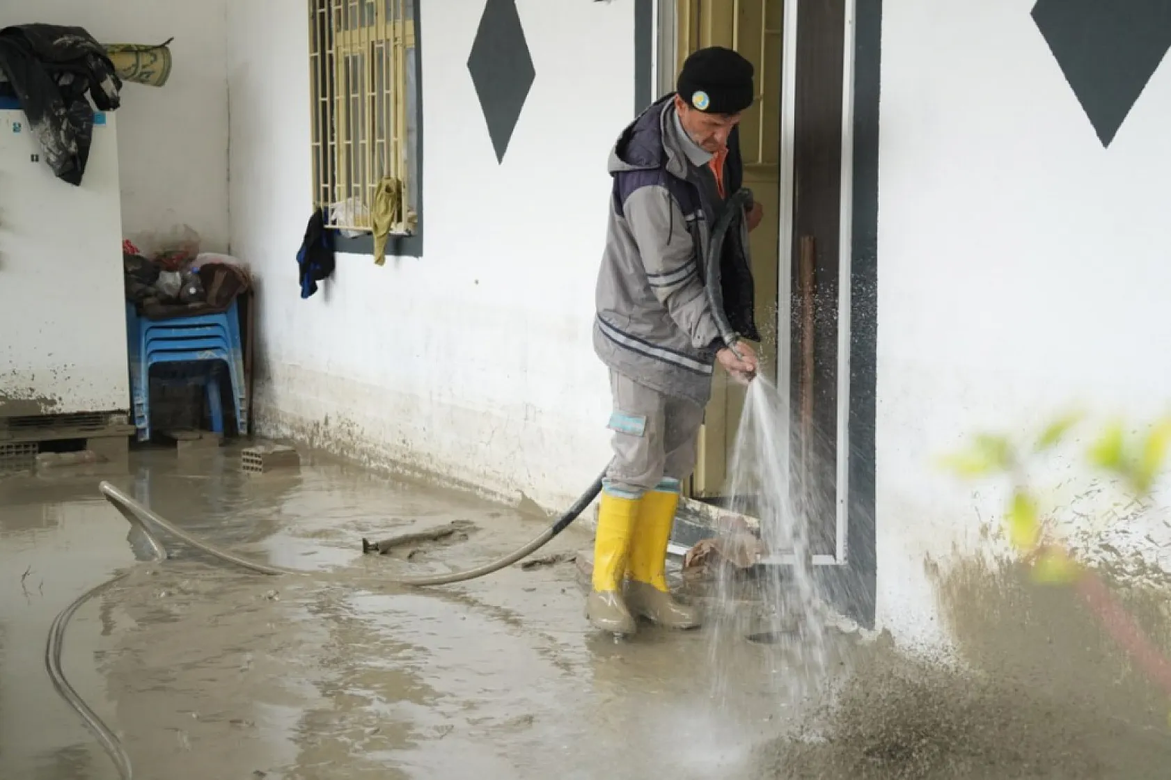 Muğla'nın Seydikemer ilçesinde su basan evlerdeki temizlik çalışmaları sürüyor