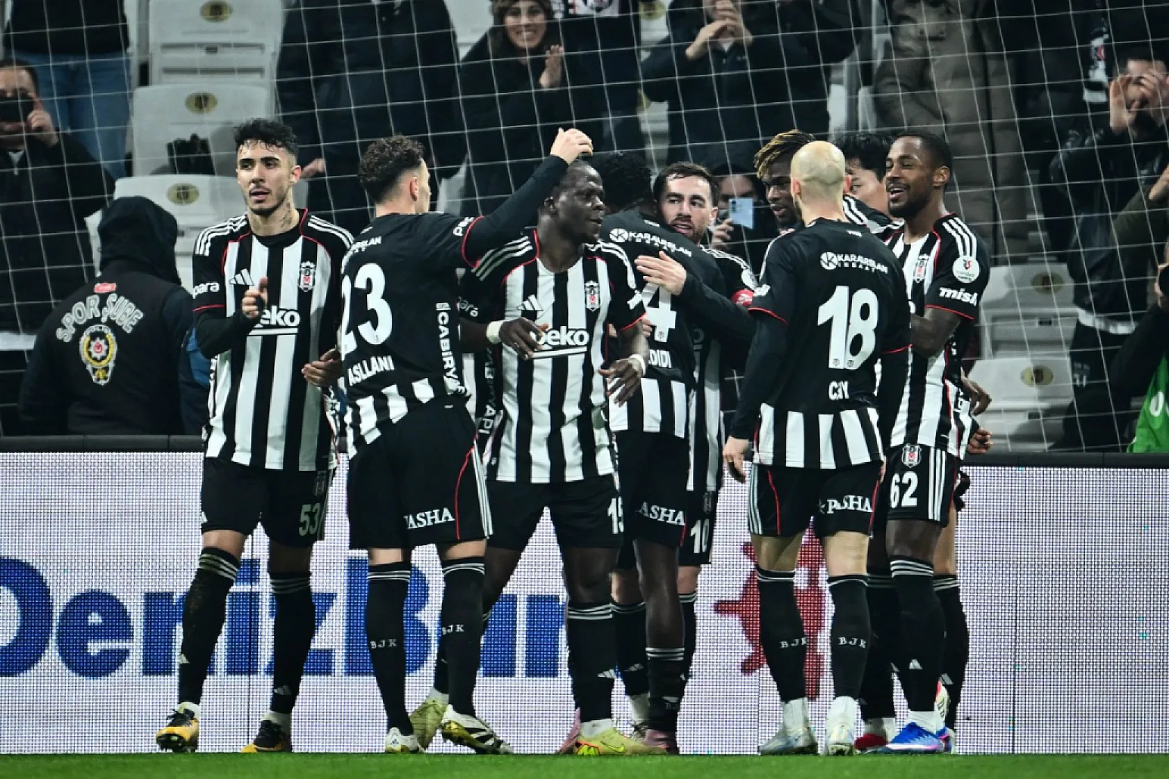 Beşiktaş 3 puanı 4 golle aldı