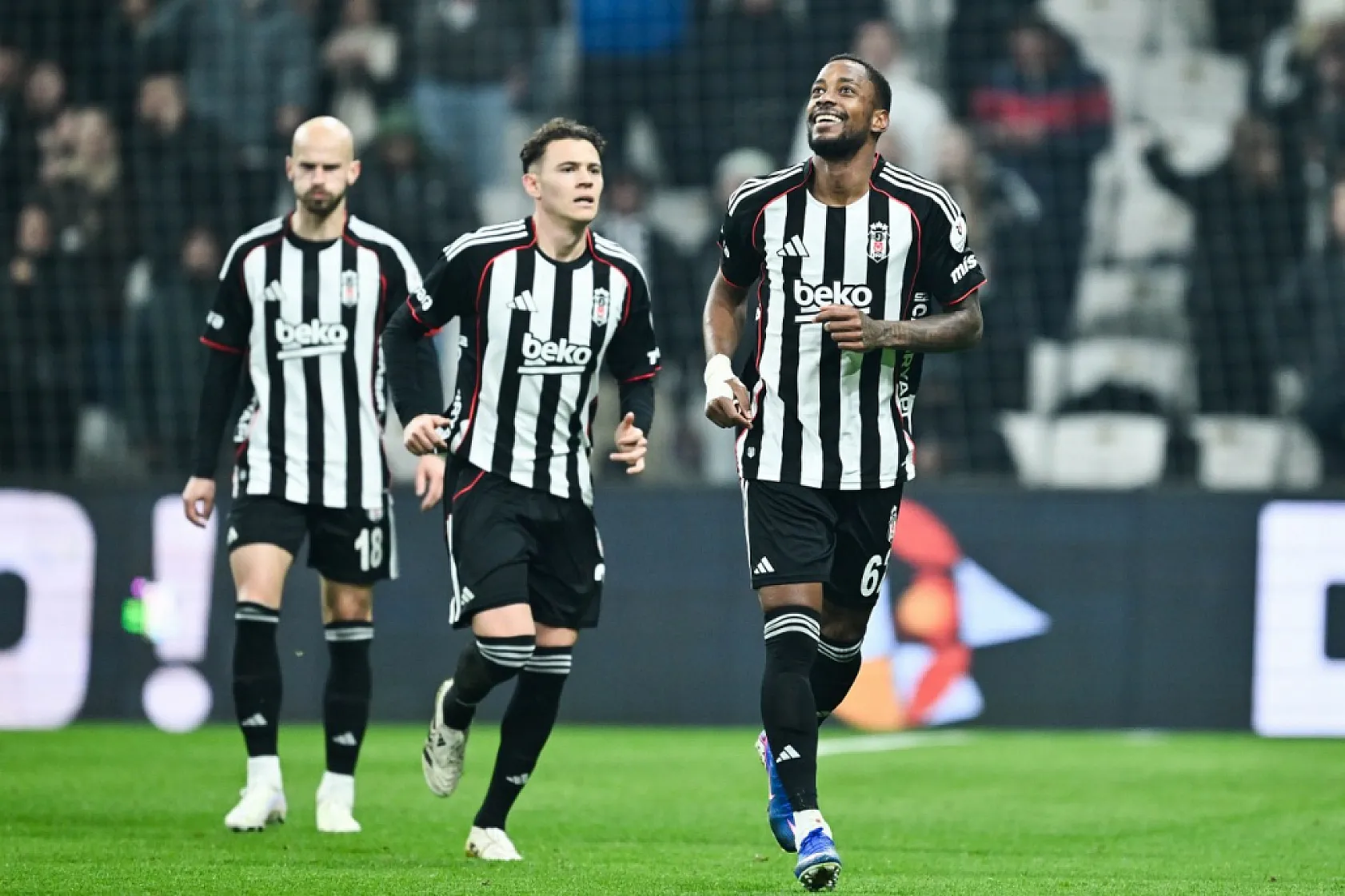 Beşiktaş 3 puanı 4 golle aldı