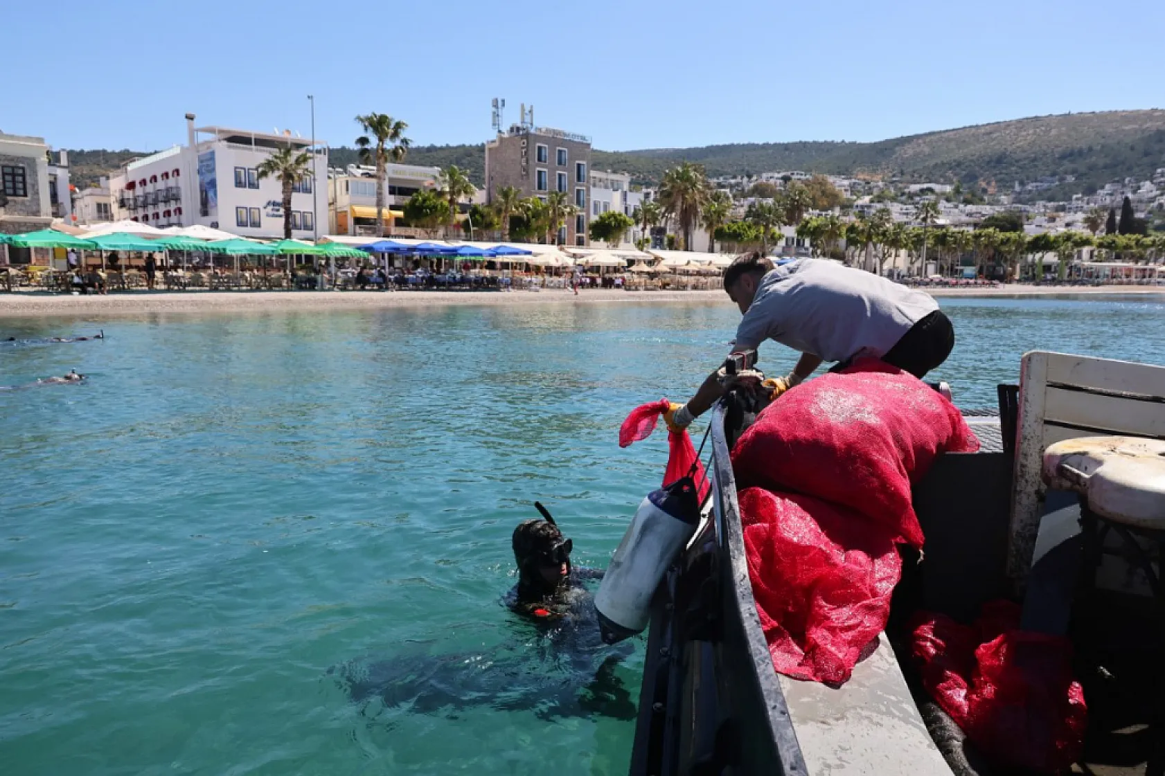 Bodrum'da dalgıçlar denizden 250 kilogram atık çıkardı