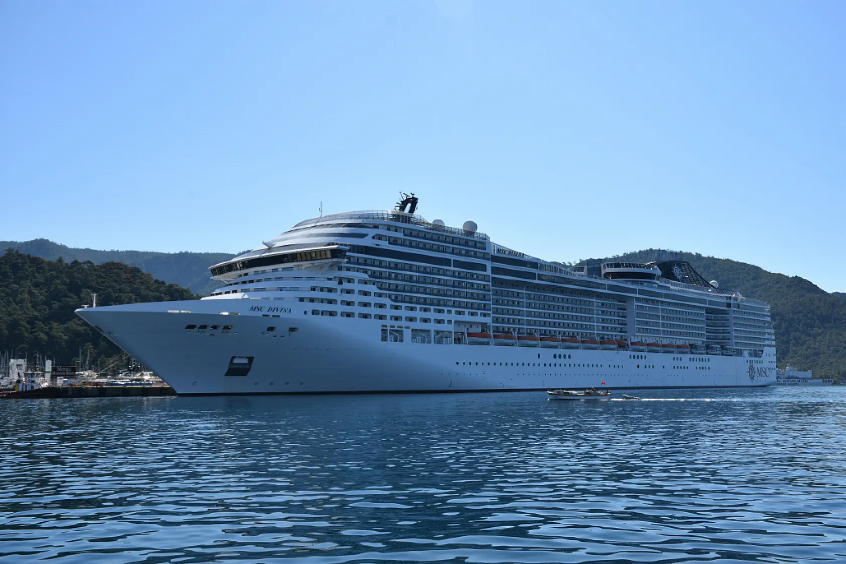 Marmaris'e 'MSC Divina' kruvaziyeri 3 bin 786 turistle geldi