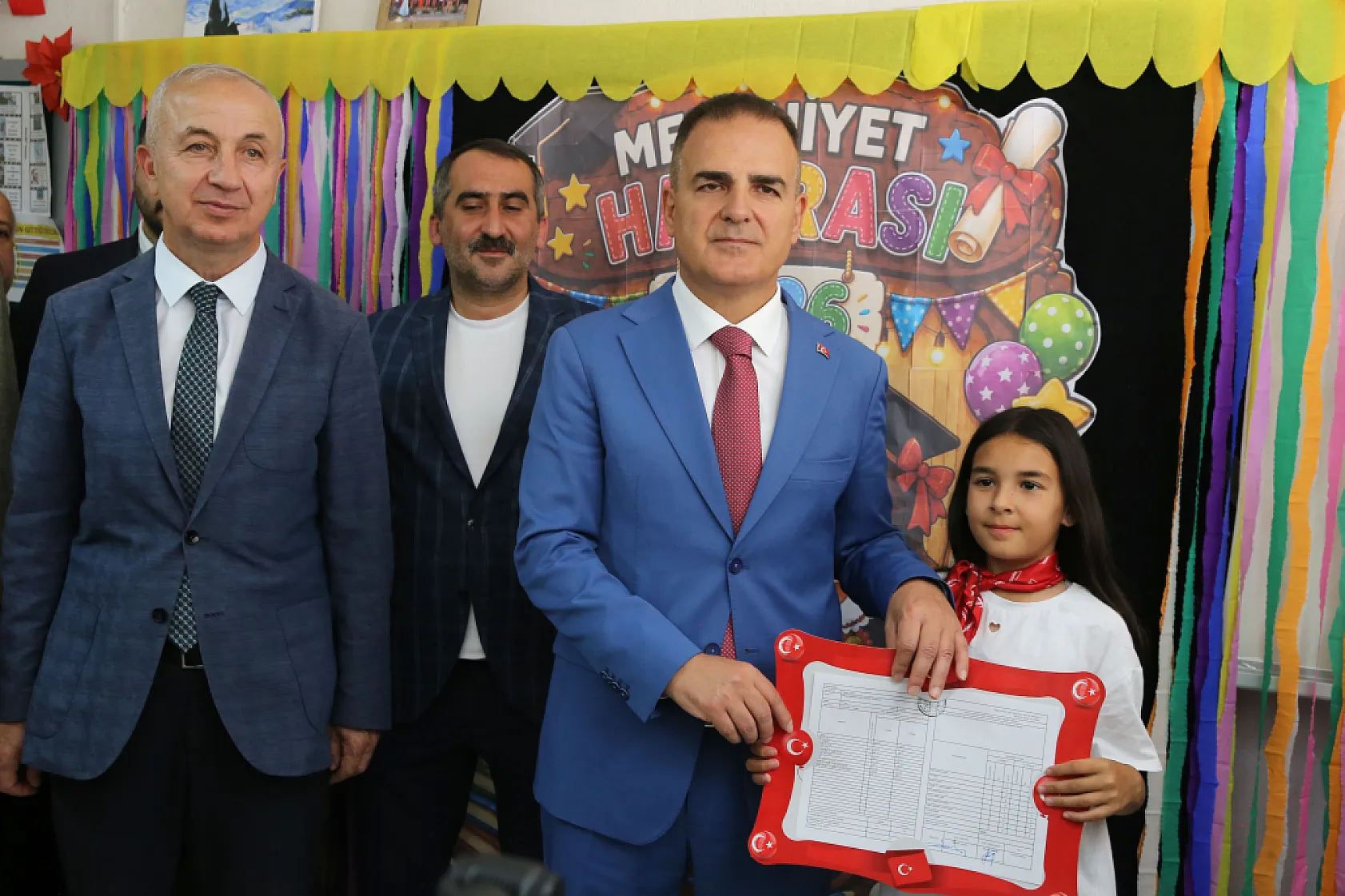 Muğla, Antalya, Isparta ve Burdur'da öğrenciler karnelerini aldı