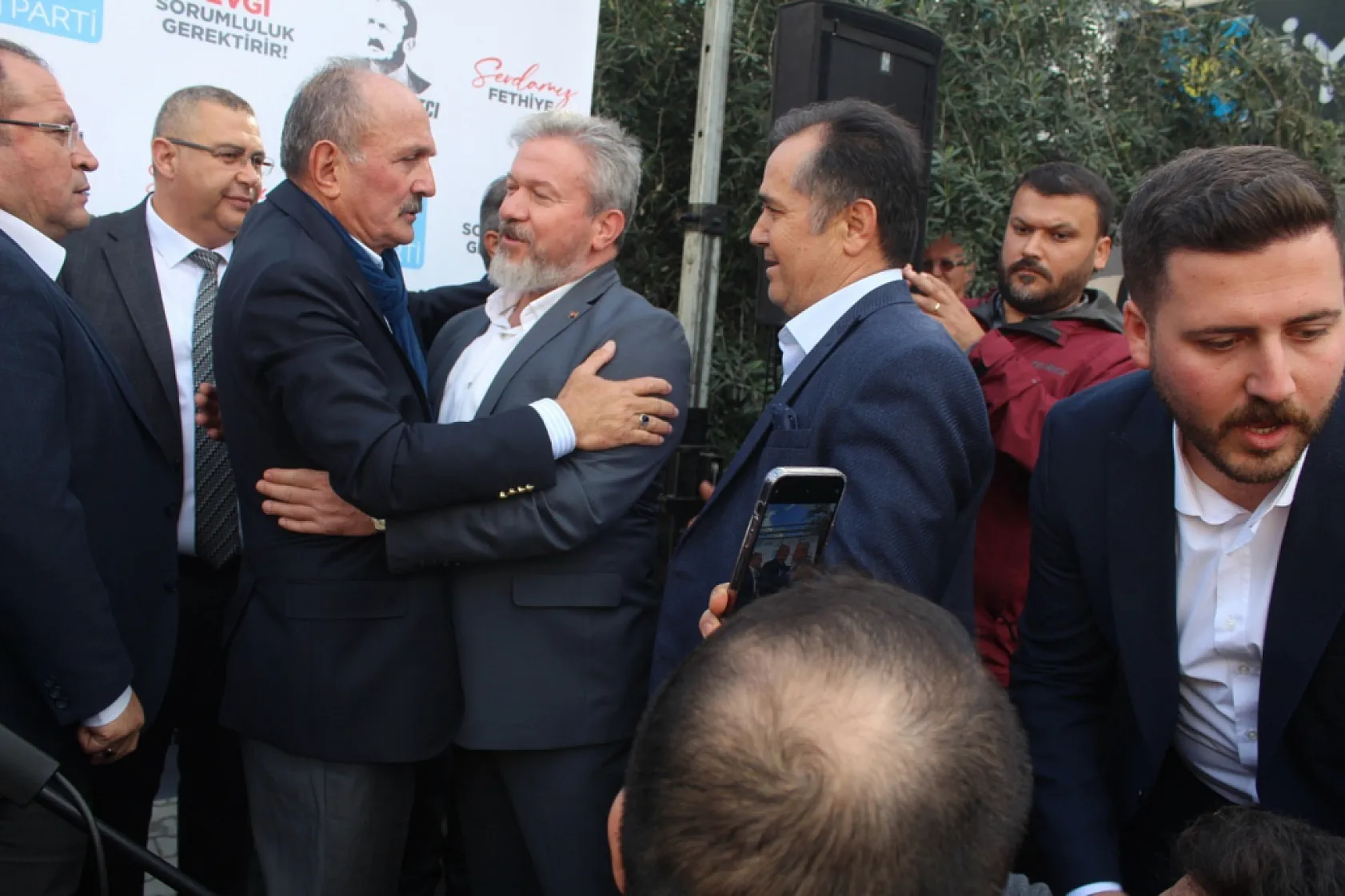 Eski Başkanlar Sarıhan ve Cura, Neden Saatcı'yı Destekledi?