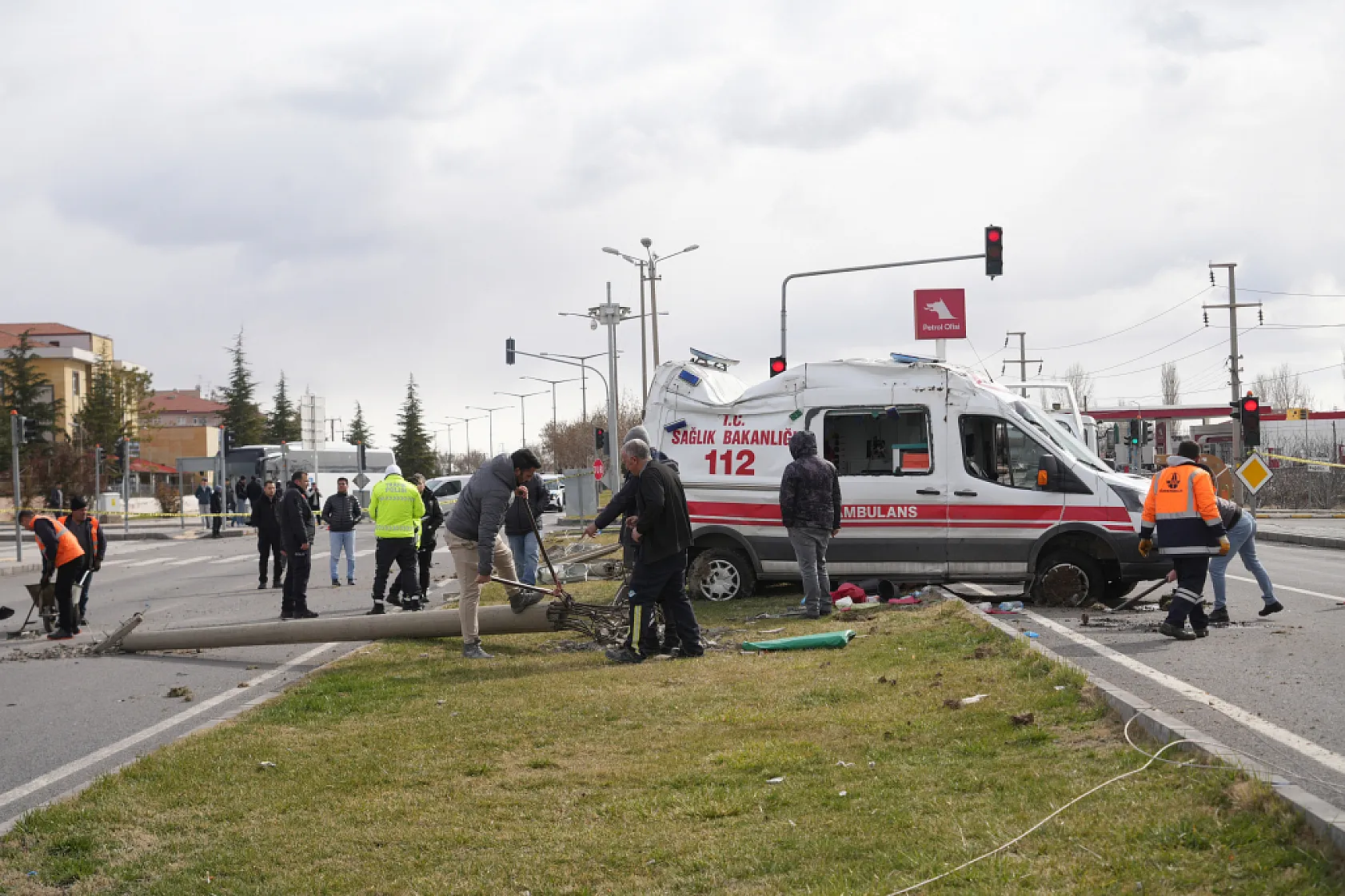 Ambulansla hafif ticari araç çarpıştı: 3 sağlık görevlisi yaralandı