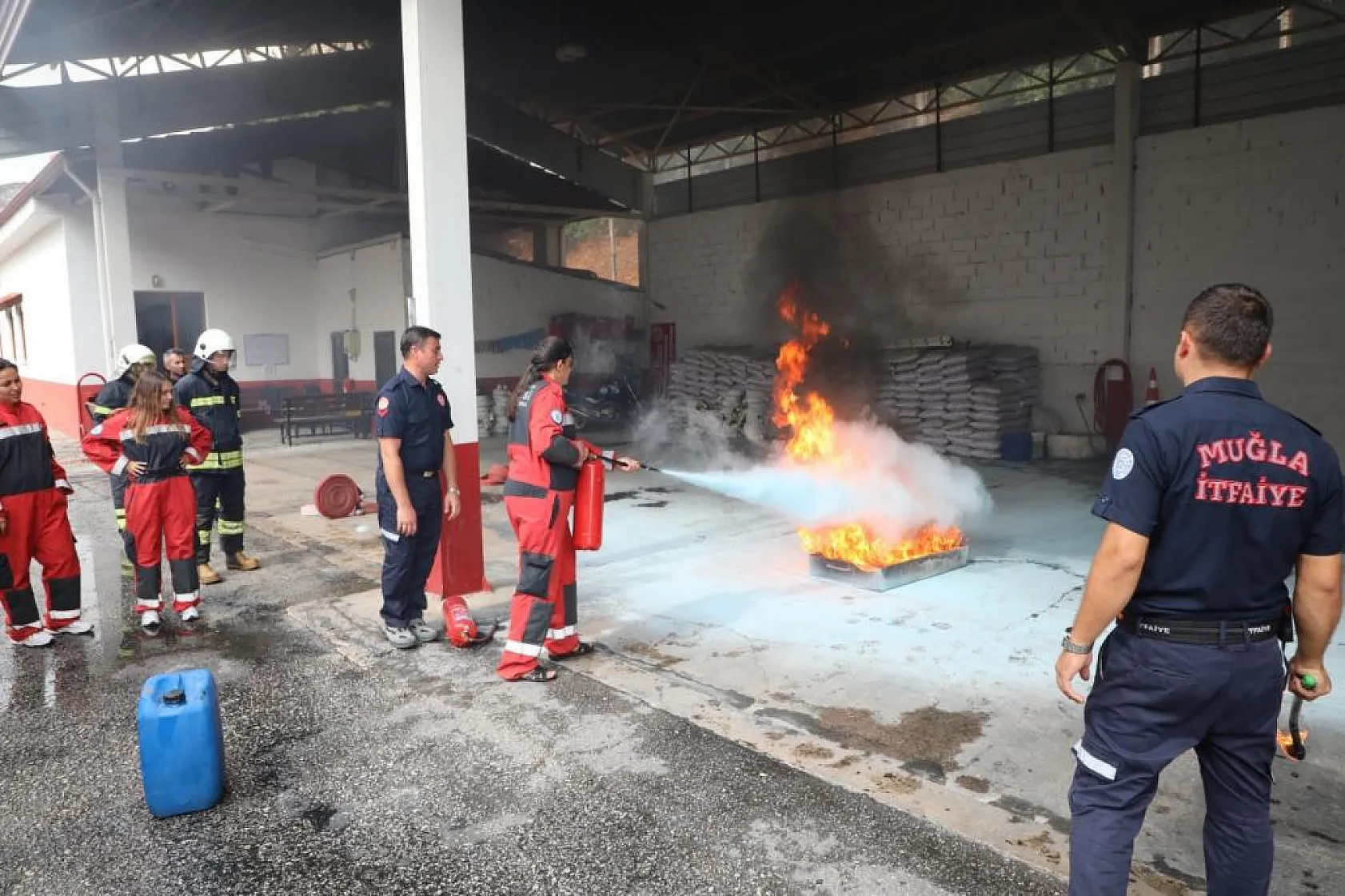 15 Gazeteci 'Temel İtfaiyecilik Eğitimi' Aldı