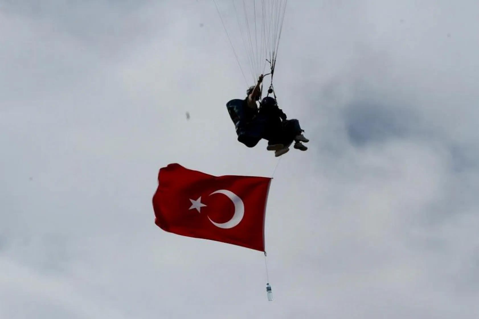 Öğrenciler Türk bayraklarıyla yamaç paraşütü yaptı