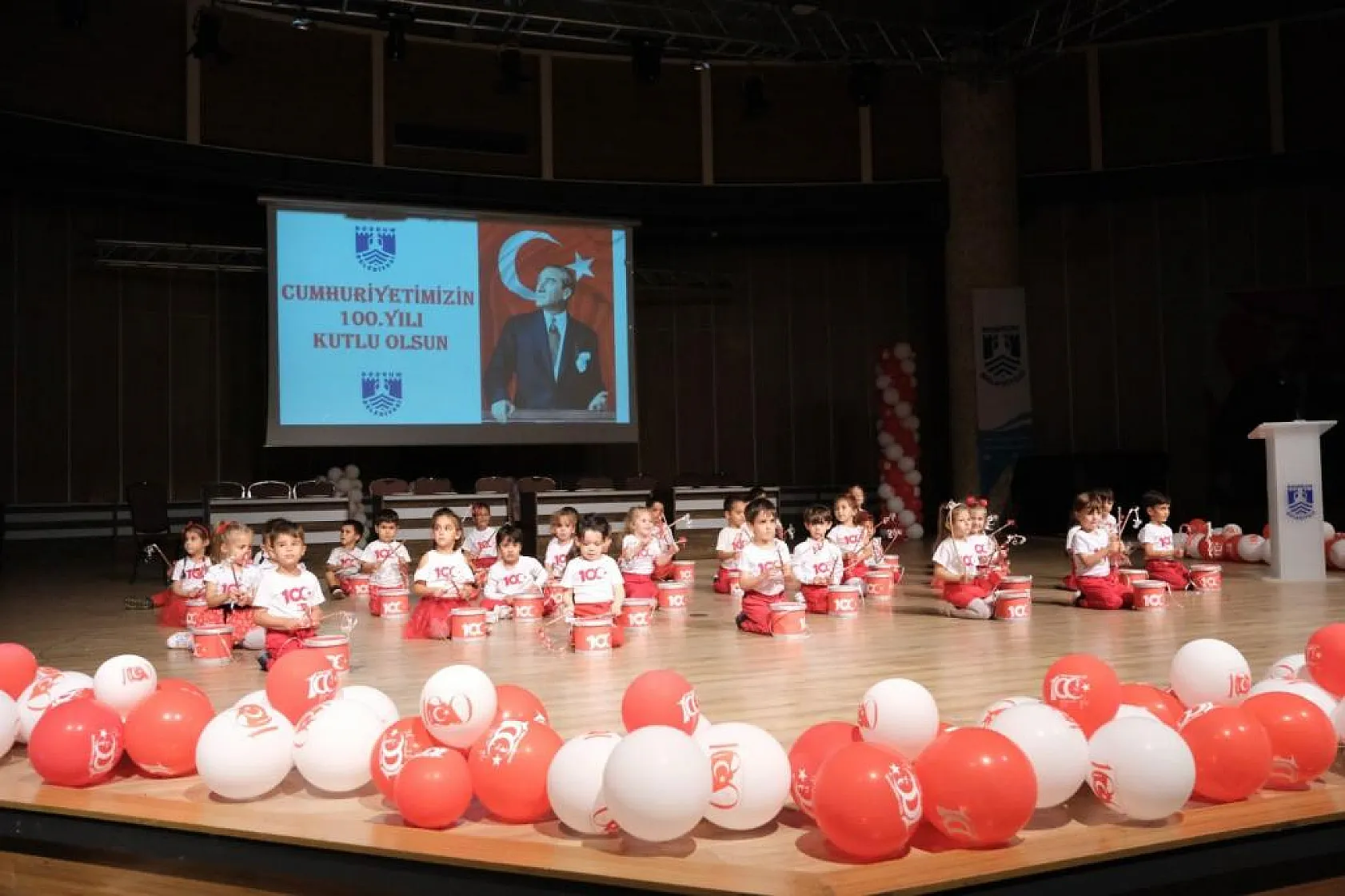 Miniklerden 100'üncü yıl gösterisi