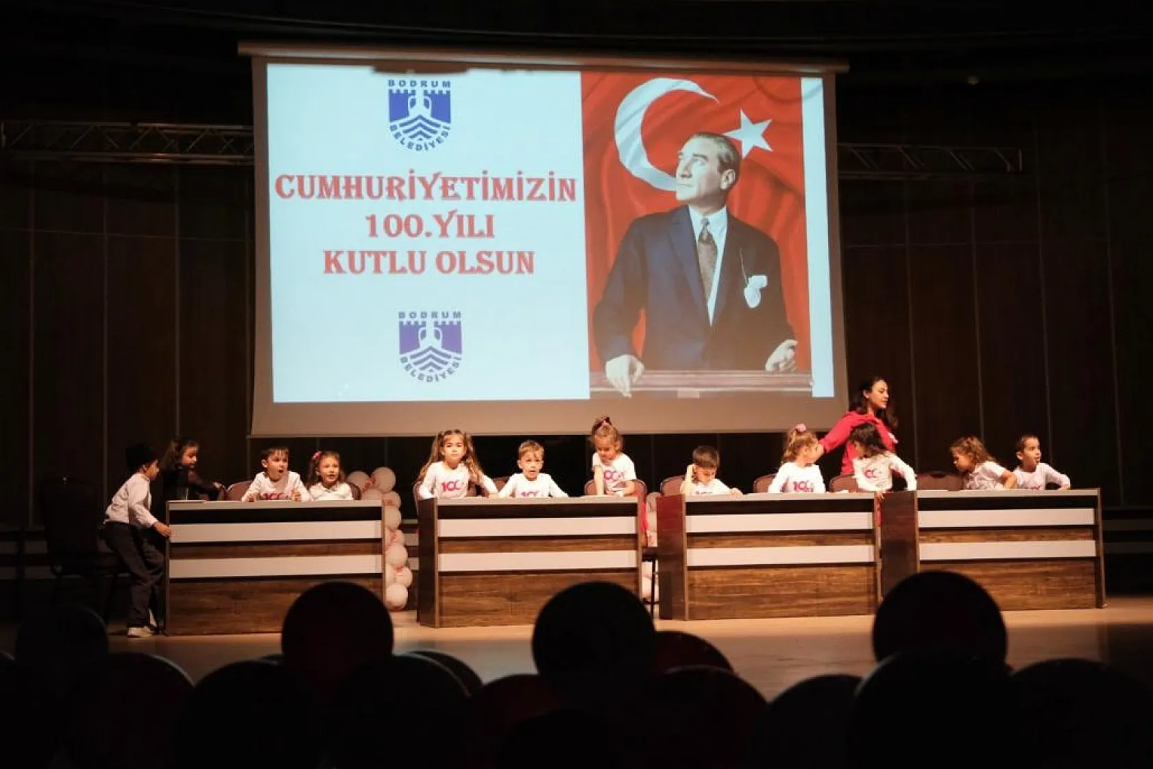 Miniklerden 100'üncü yıl gösterisi