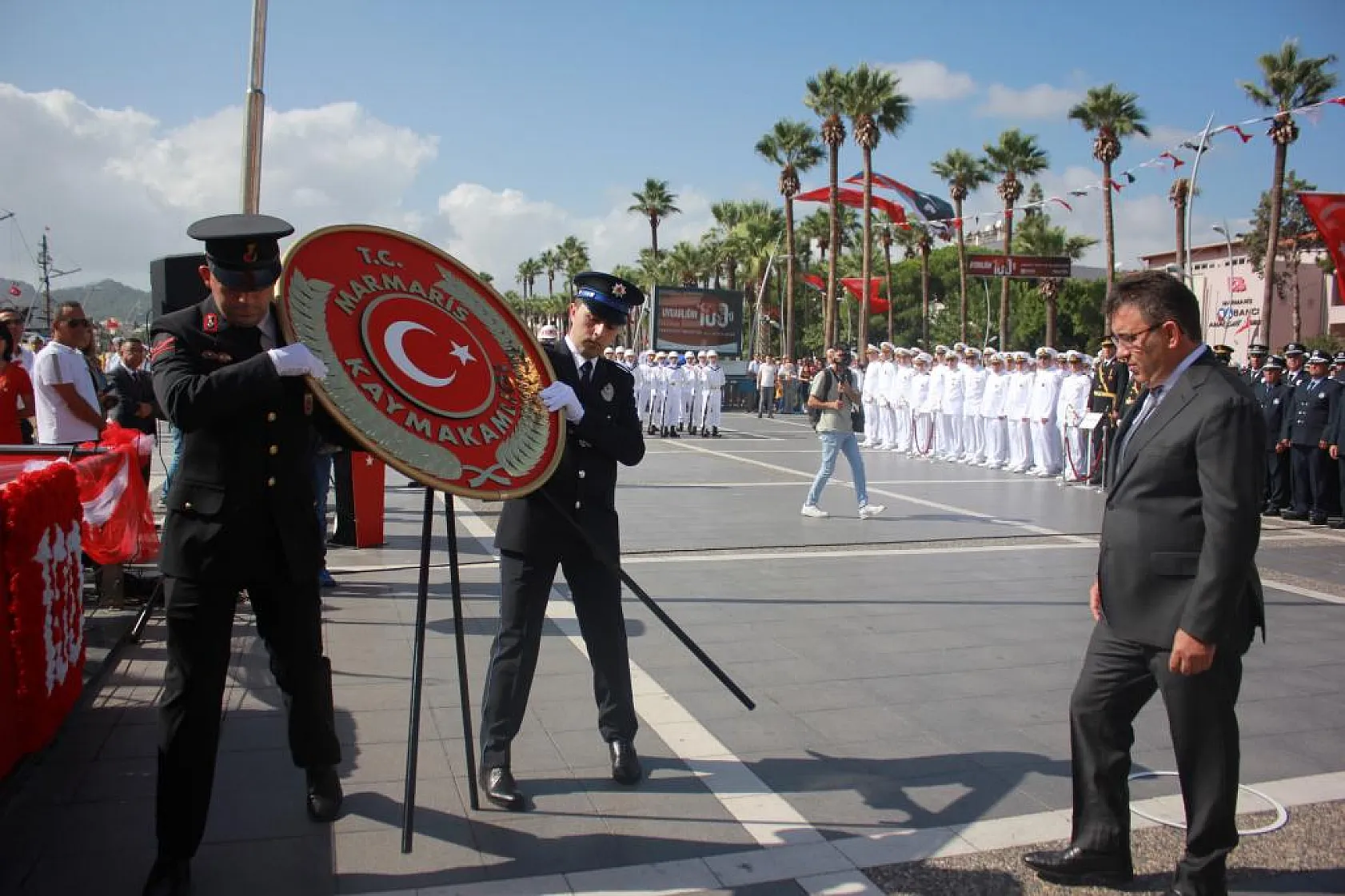 100. yılda Atatürk büstüne çelenk