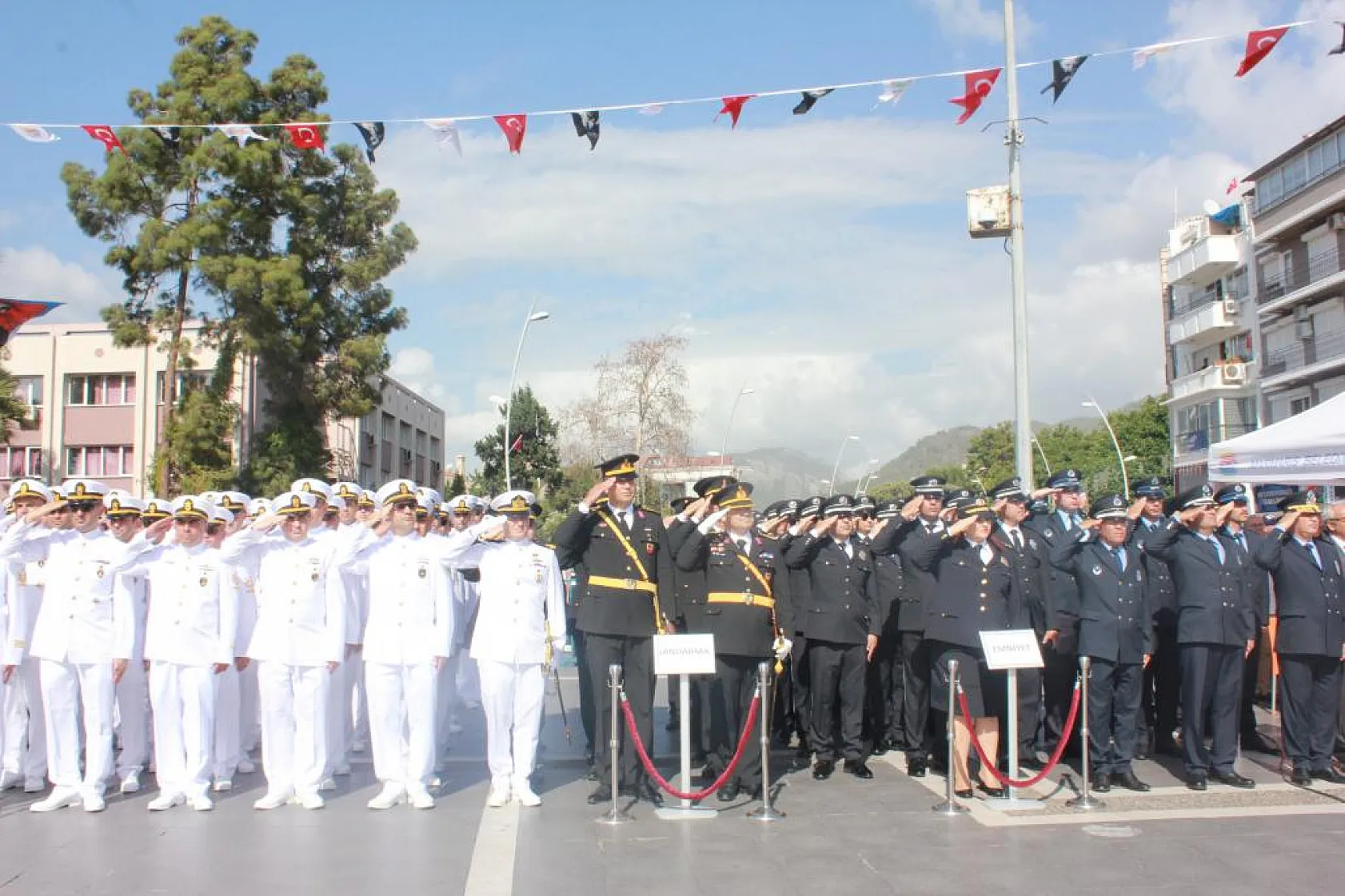 100. yılda Atatürk büstüne çelenk