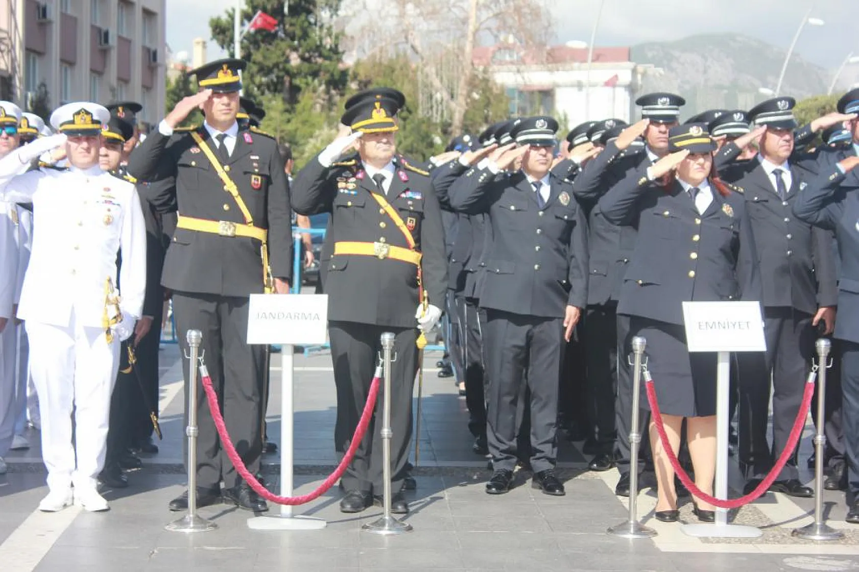 100. yılda Atatürk büstüne çelenk