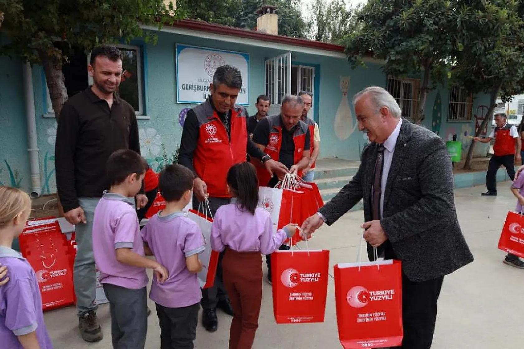 Miniklere eğitim Seydikemer'den başladı