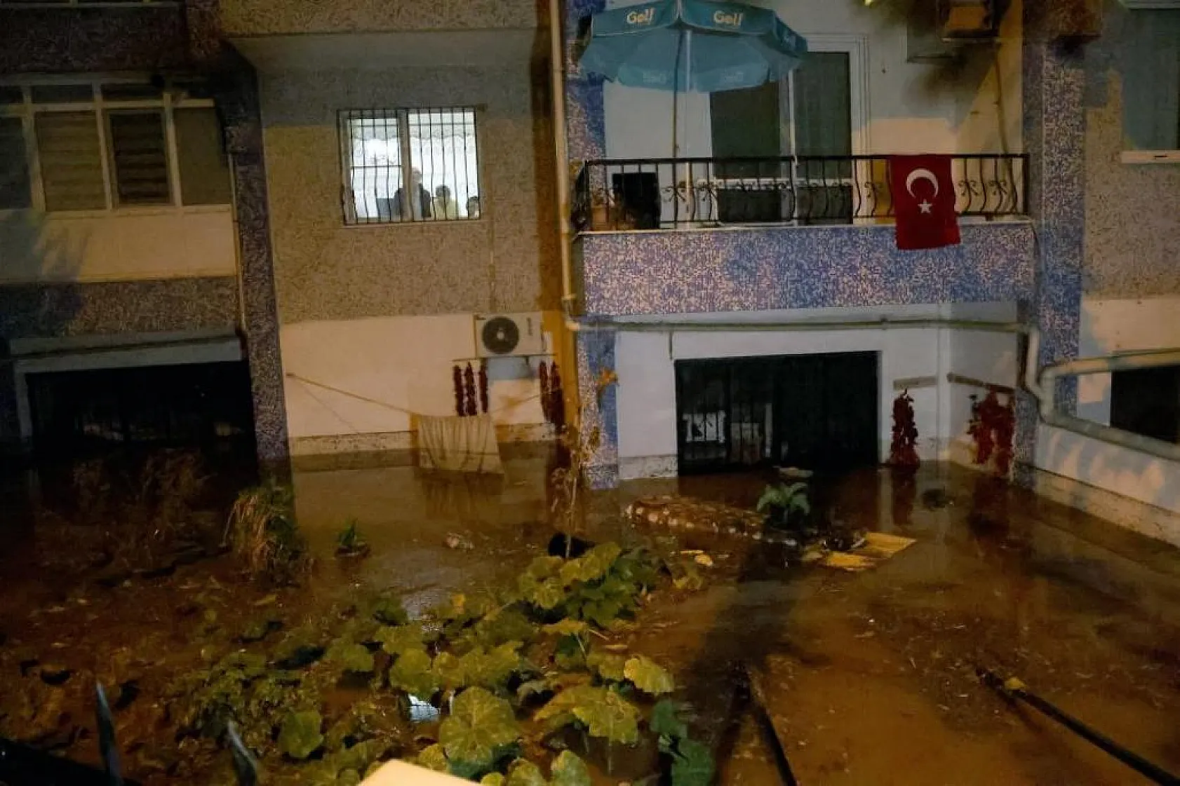 Fındık büyüklüğünde dolu yağdı
