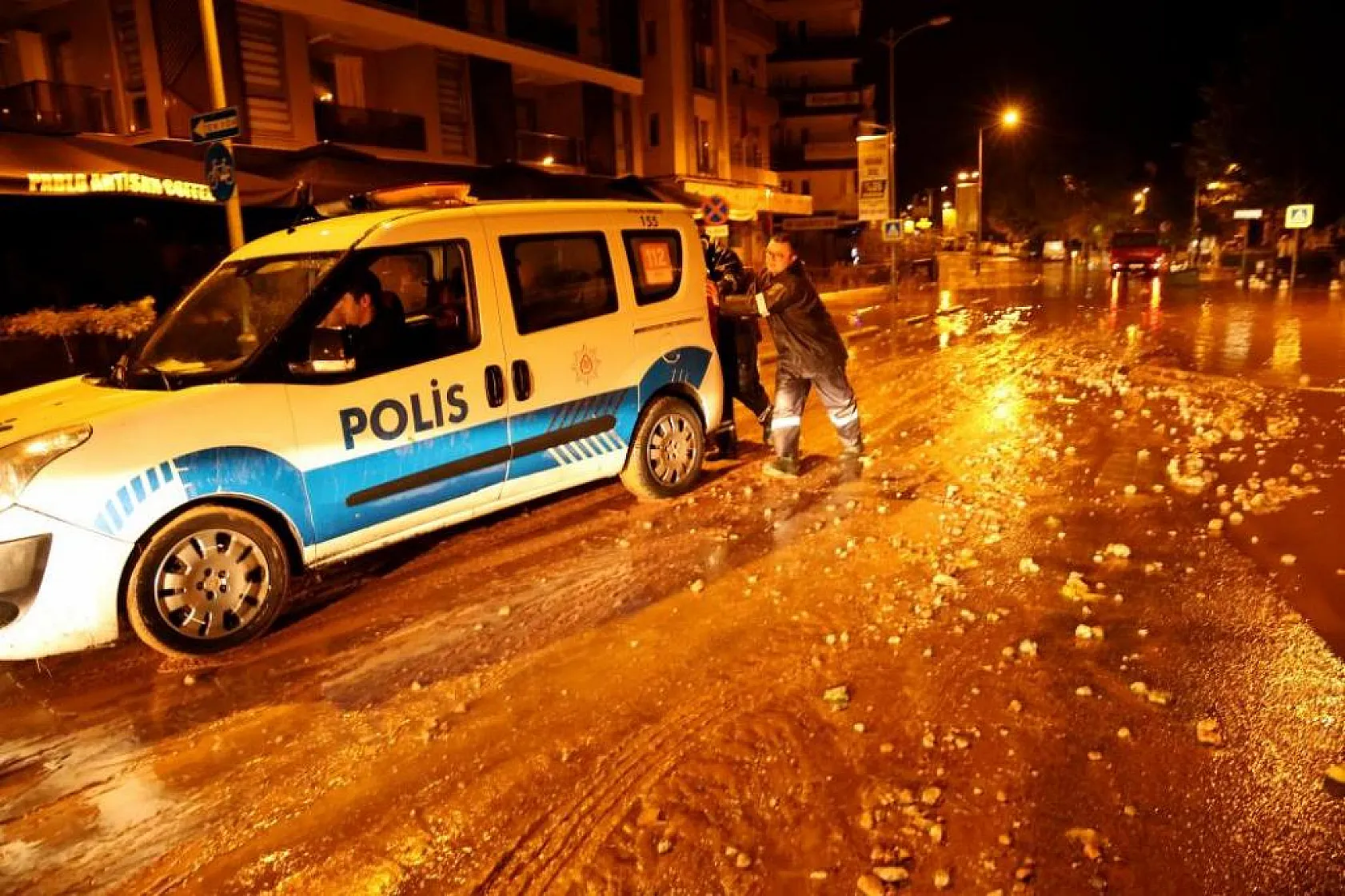 Fındık büyüklüğünde dolu yağdı