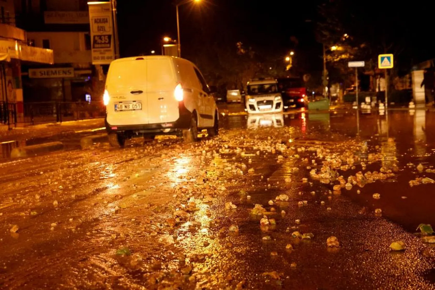 Fındık büyüklüğünde dolu yağdı