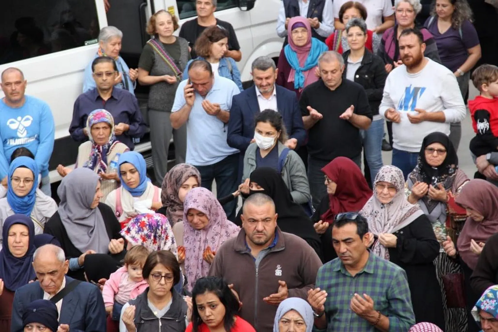Umreye Giden Vatandaşlar Dualar Eşliğinde Uğurlandı