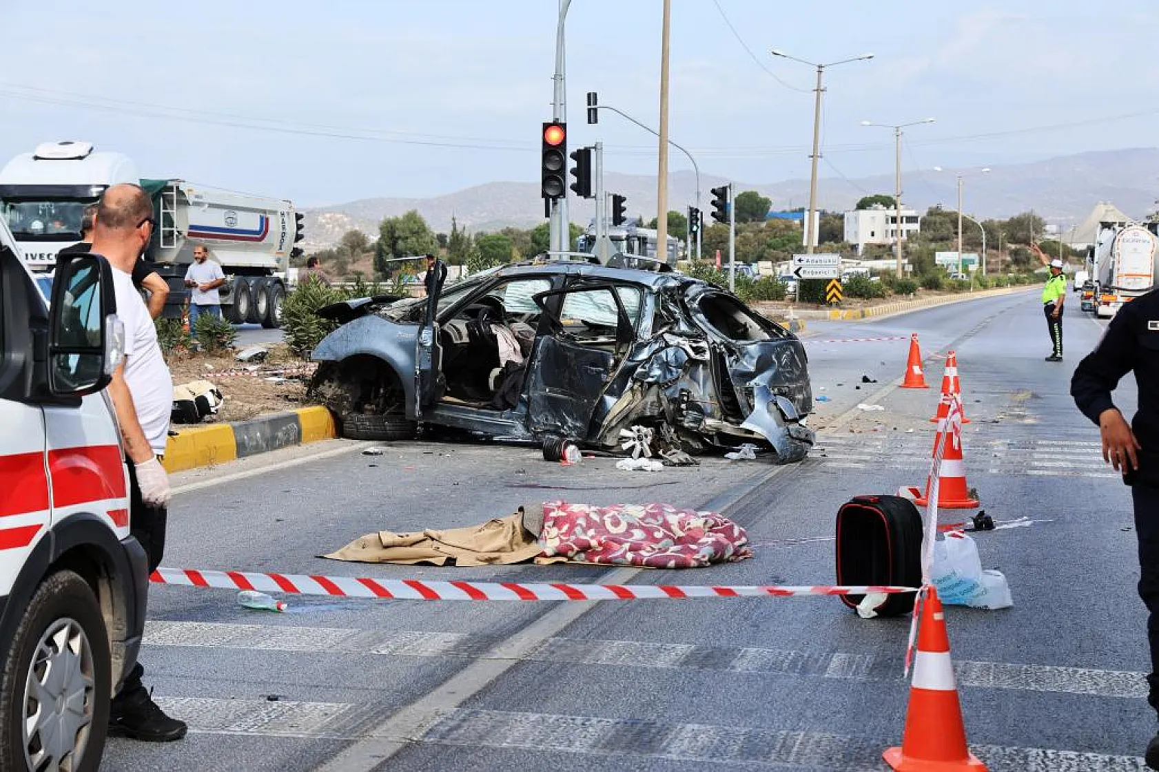Otomobil Otobüsün Altında Kaldı: 1 Ölü, 3 Yaralı