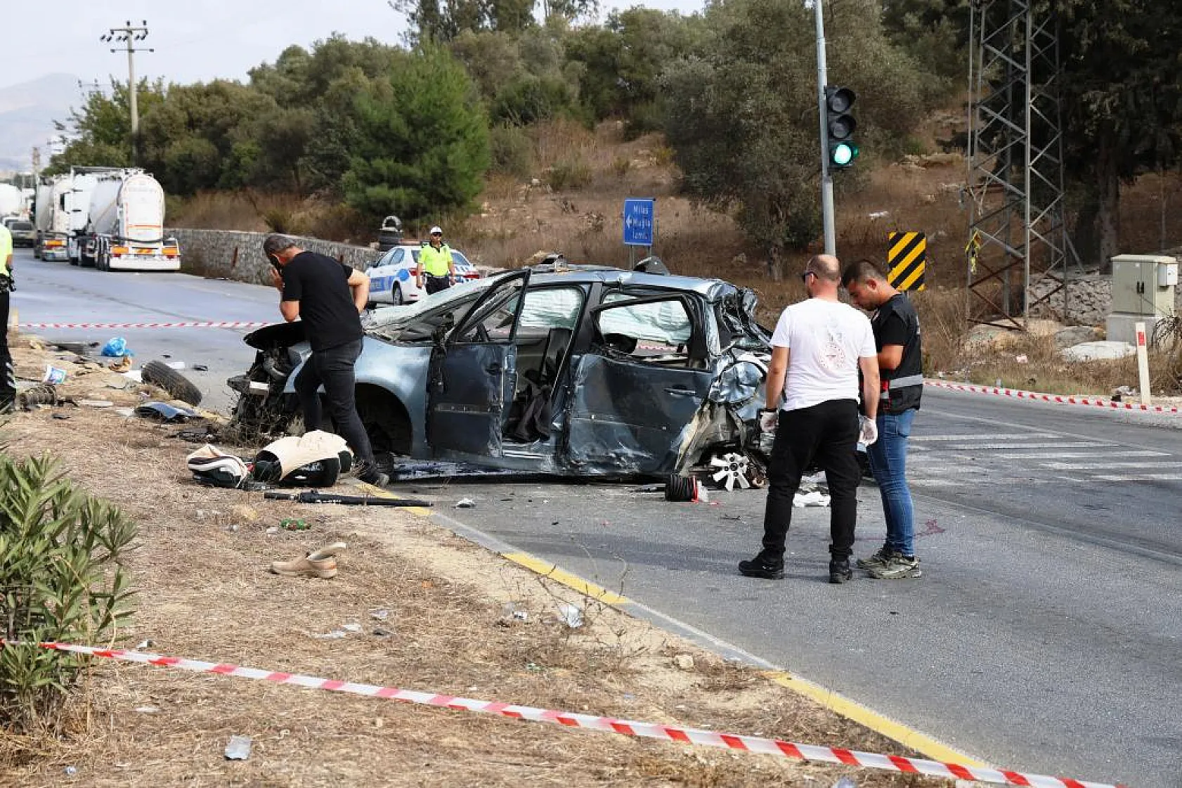 Otomobil Otobüsün Altında Kaldı: 1 Ölü, 3 Yaralı