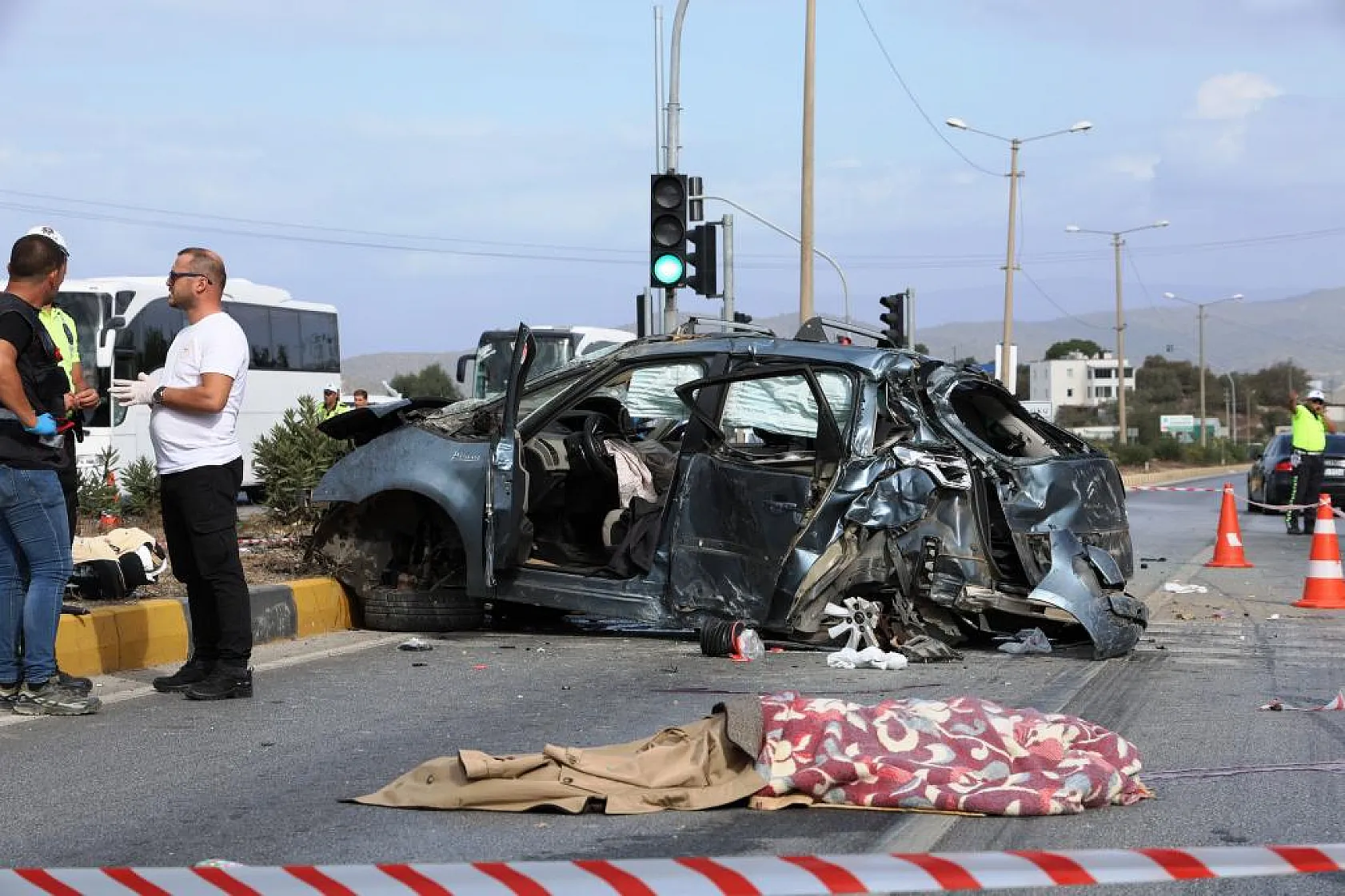 Otomobil Otobüsün Altında Kaldı: 1 Ölü, 3 Yaralı
