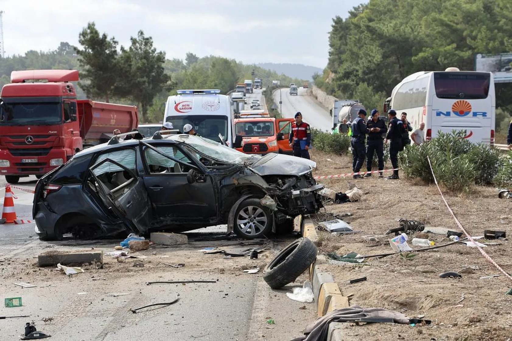 Otomobil Otobüsün Altında Kaldı: 1 Ölü, 3 Yaralı