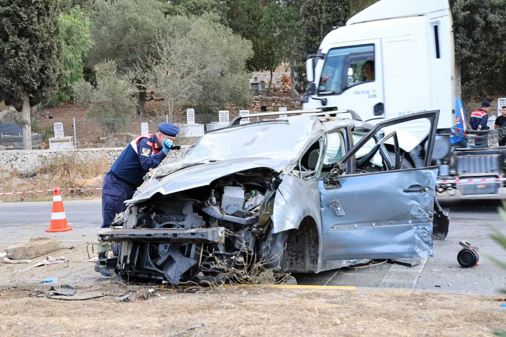 Otomobil Otobüsün Altında Kaldı: 1 Ölü, 3 Yaralı
