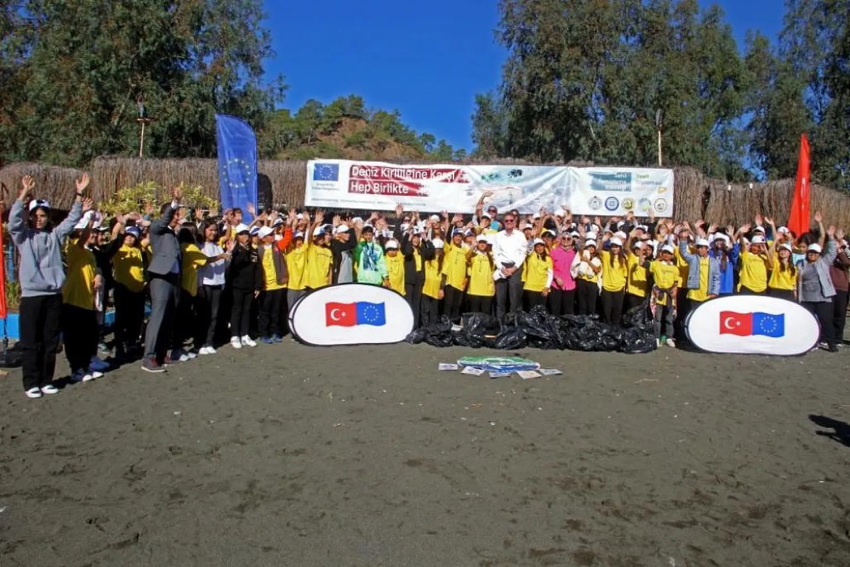 Fethiye'de plaj temizliği