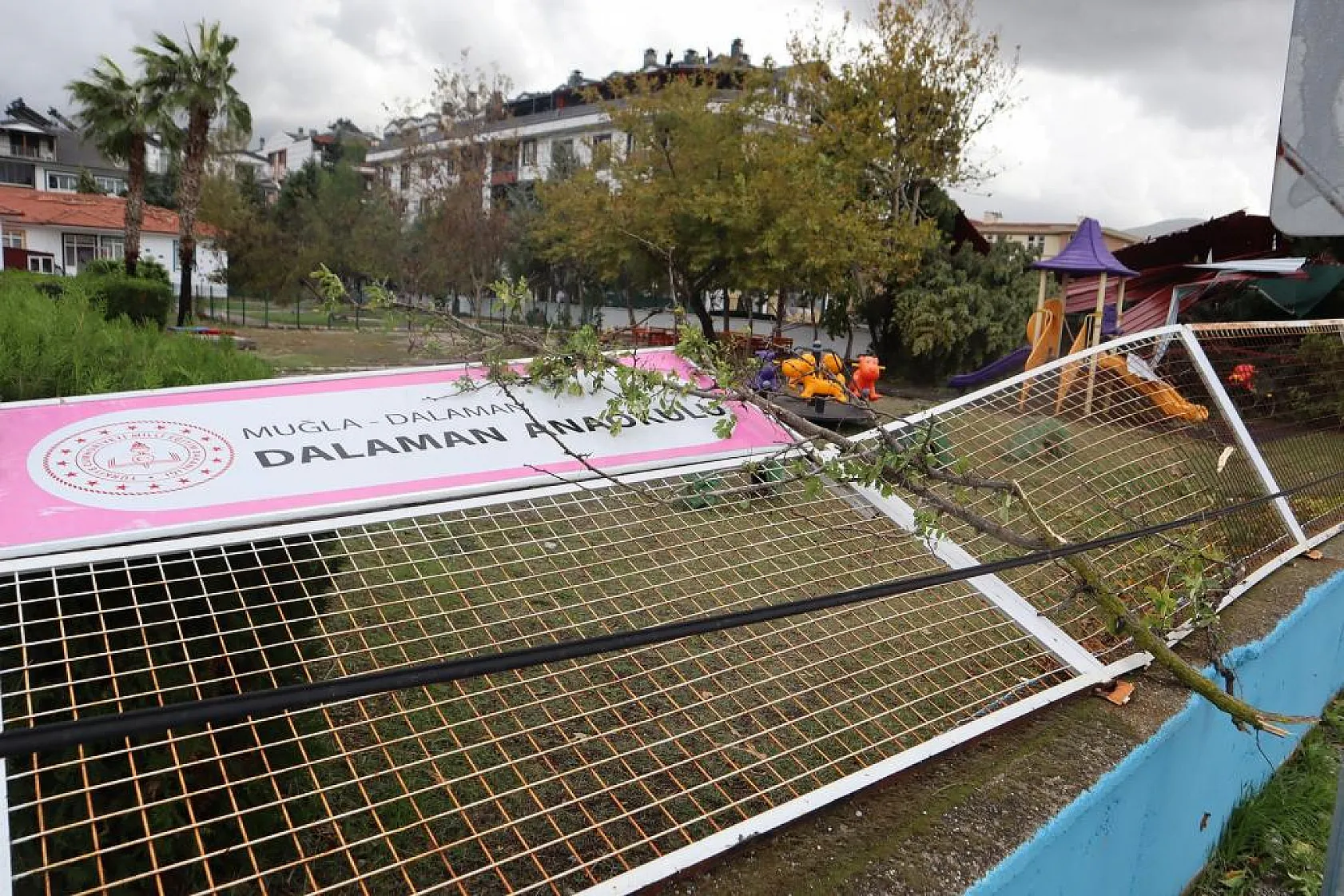 O ilçeyi hortum vurdu