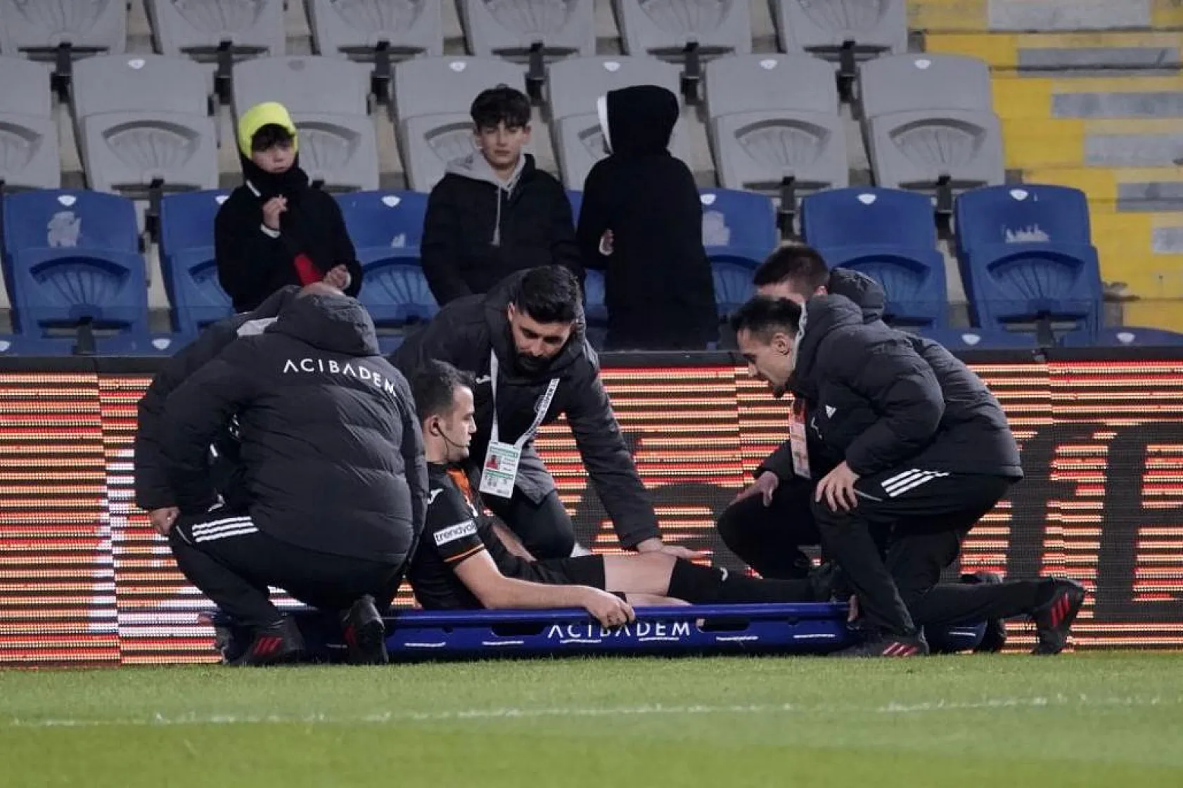 Yine bir müsabakada hakem sakatlandı! Devam edemedi..