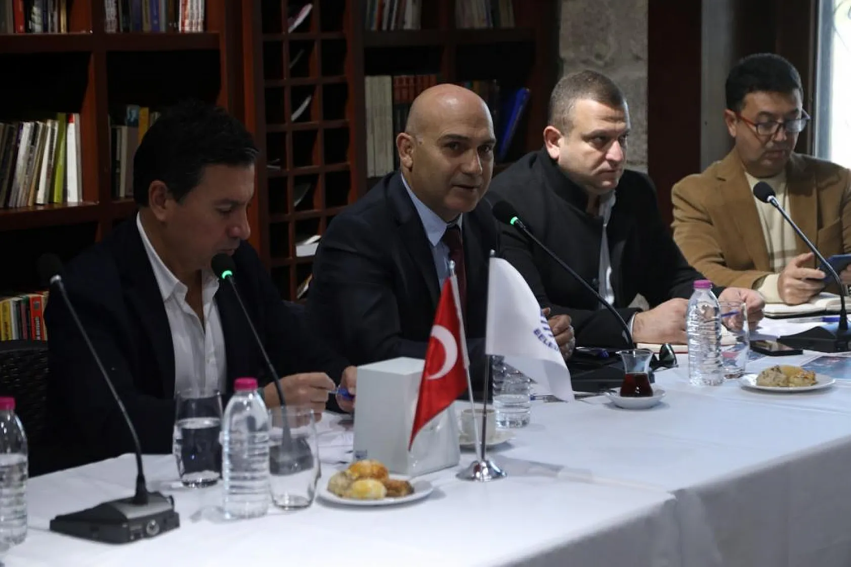 Başkan Aras, site yöneticileri ile bir araya geldi