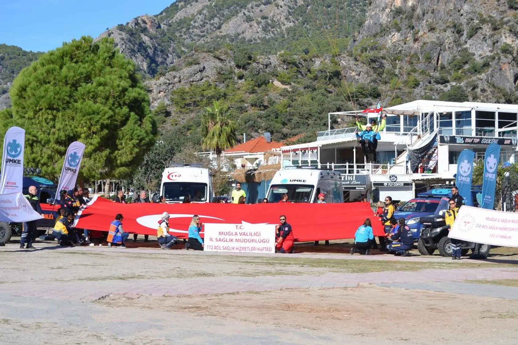 Sağlık personelleri havada Türk bayrağı açtı