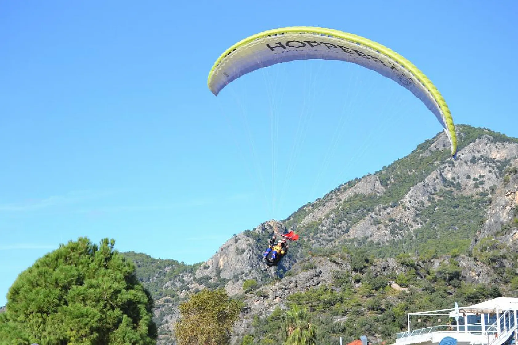 Sağlık personelleri havada Türk bayrağı açtı