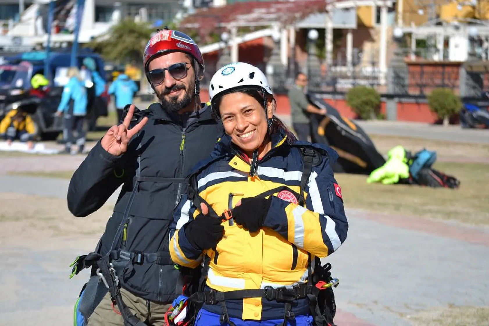 Sağlık personelleri havada Türk bayrağı açtı