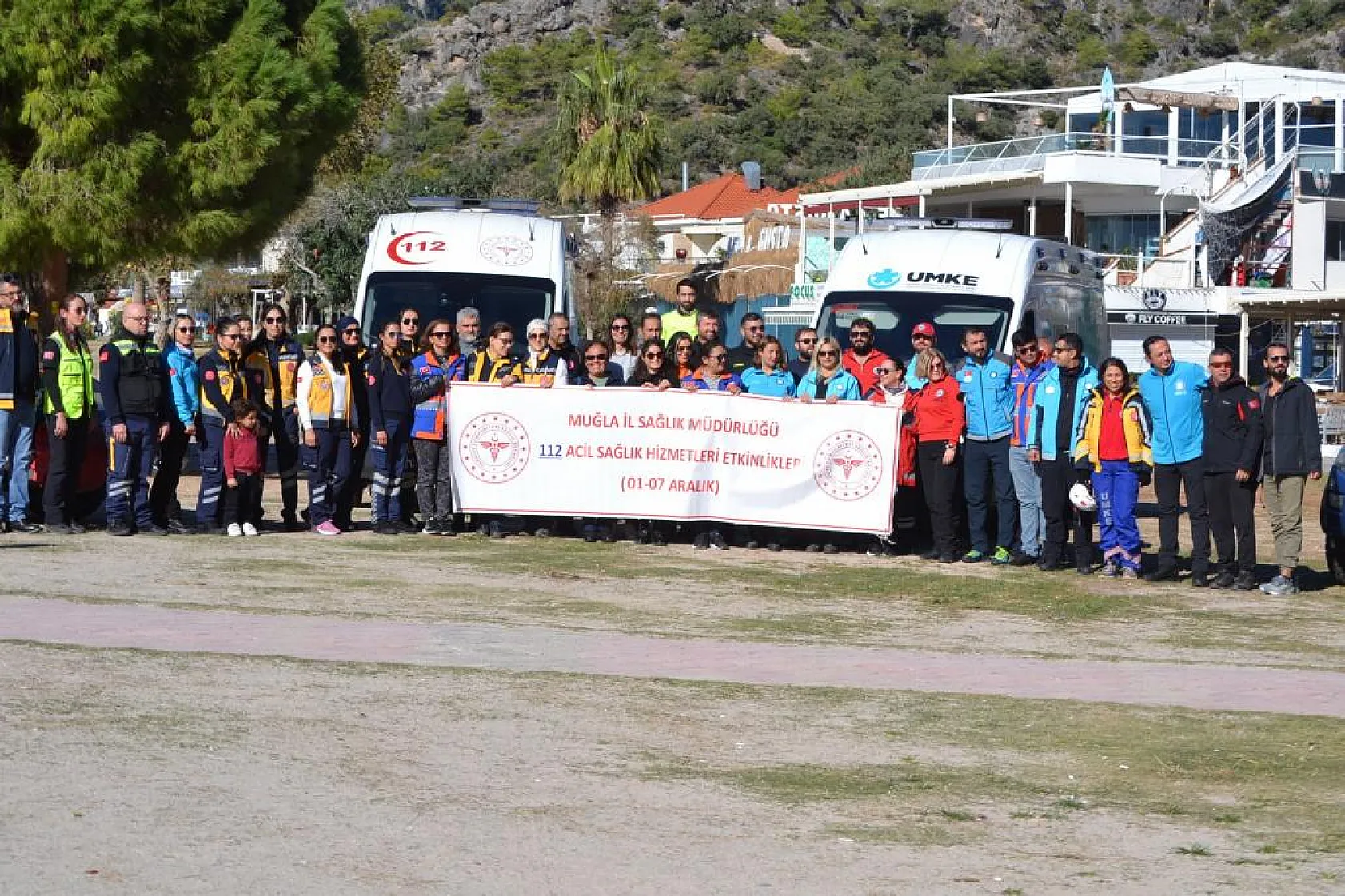 Sağlık personelleri havada Türk bayrağı açtı