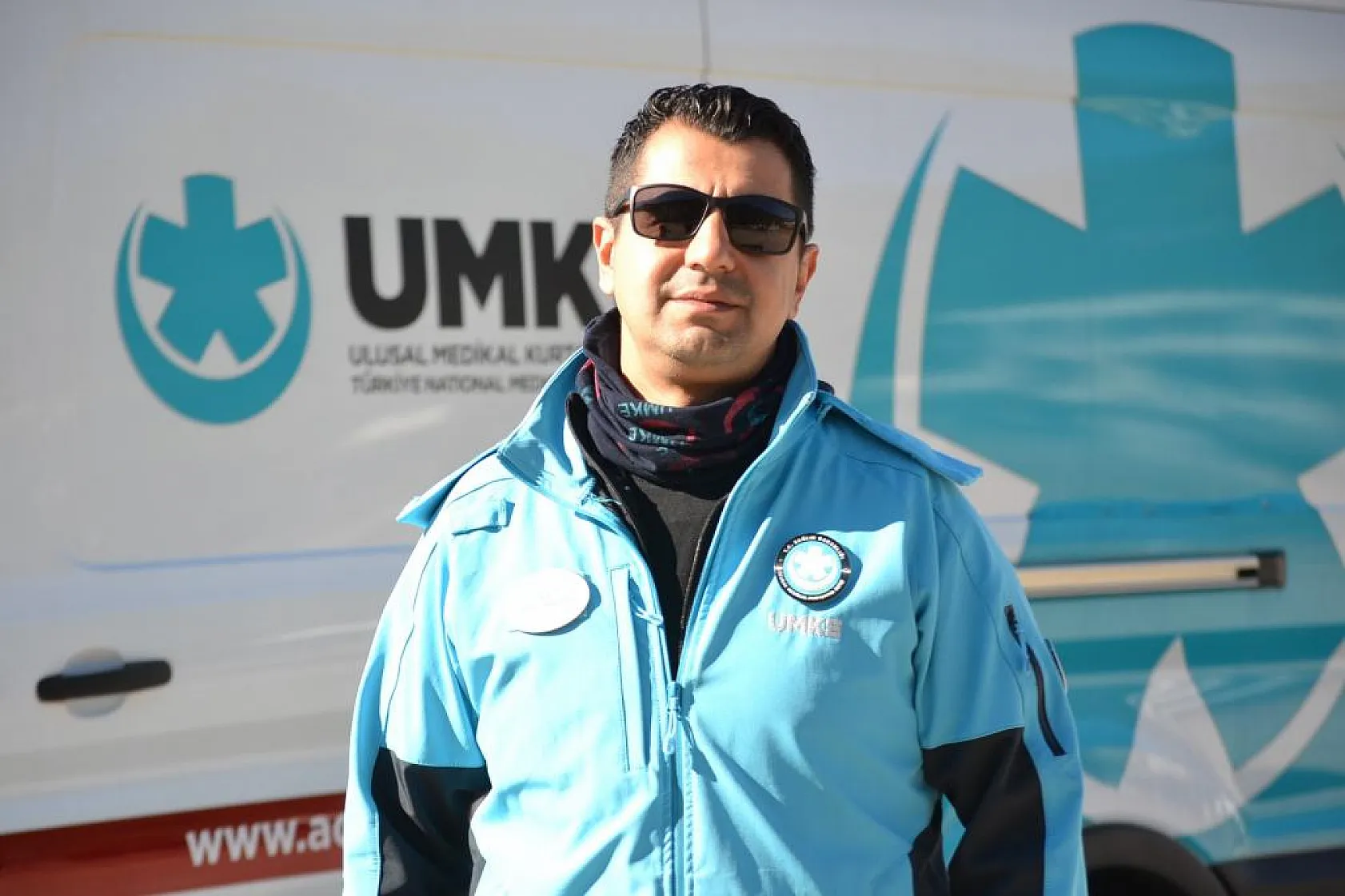 Sağlık personelleri havada Türk bayrağı açtı