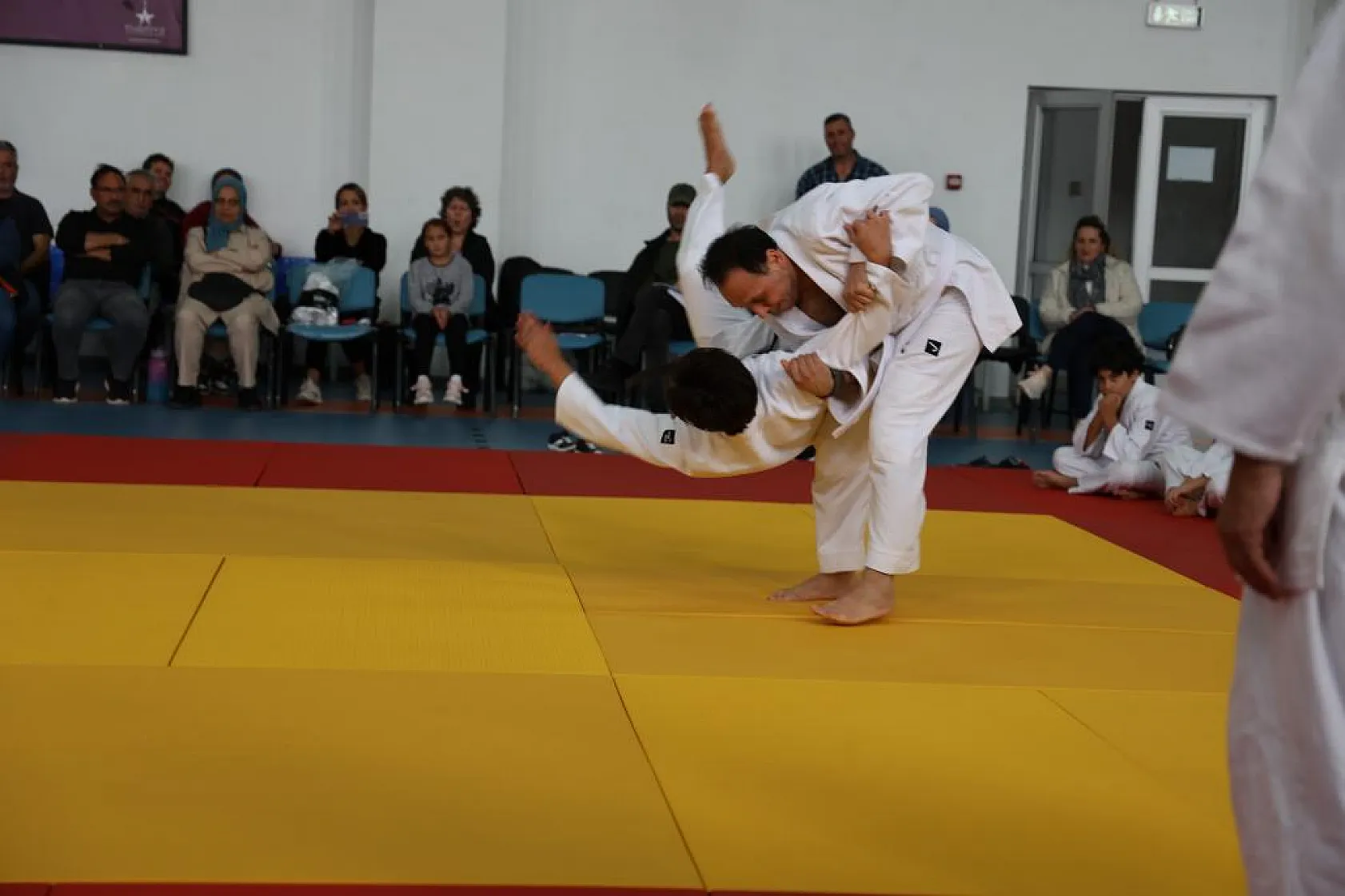 Judo takımı oyuncuları kuşak atladı