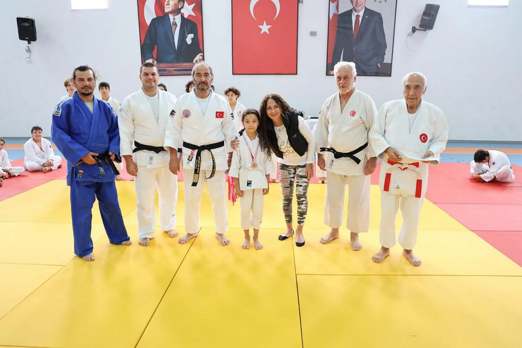 Judo takımı oyuncuları kuşak atladı