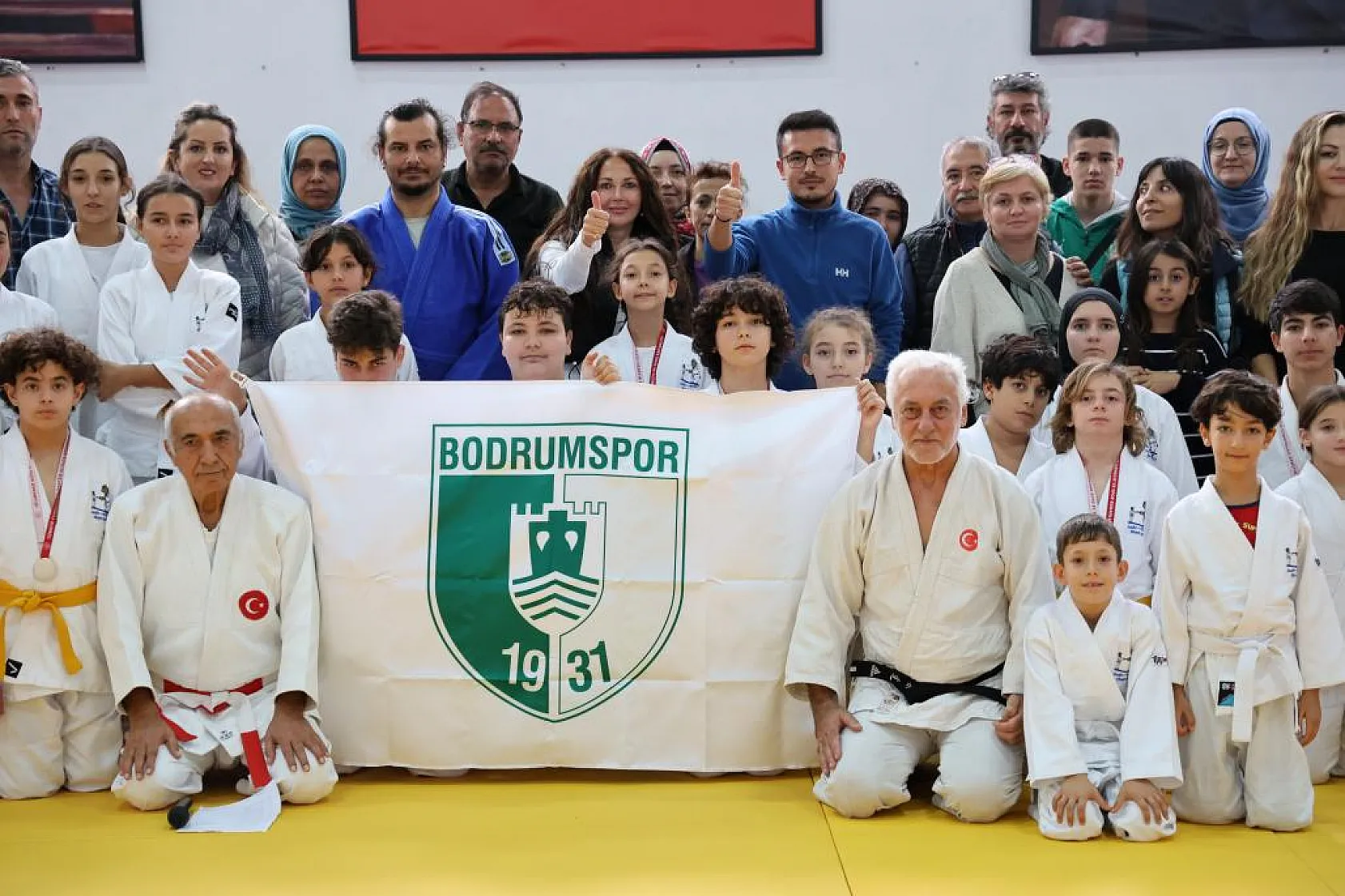 Judo takımı oyuncuları kuşak atladı