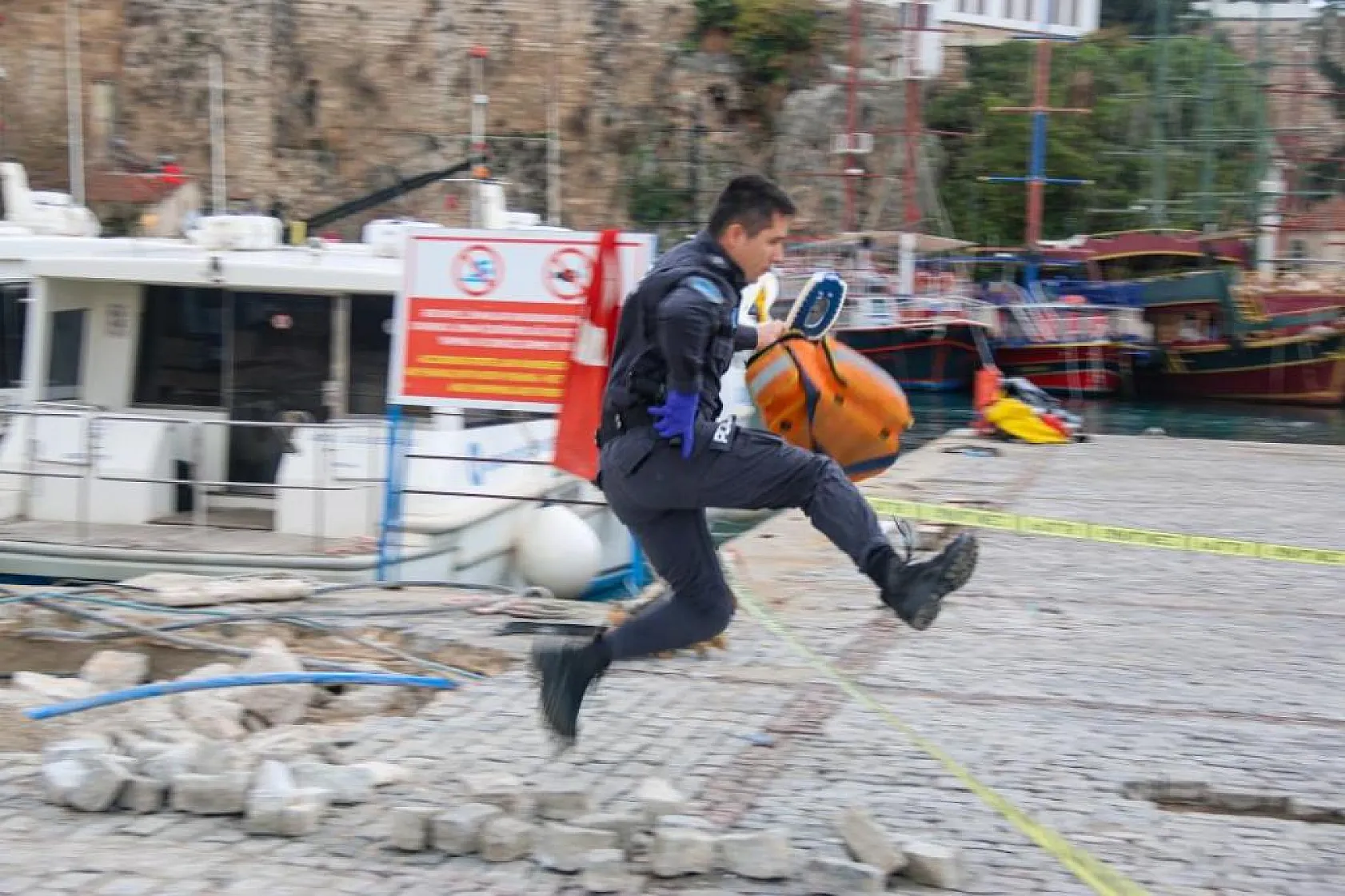Şahsın mont sayesinde su üzerinde kaldığı öğrenildi