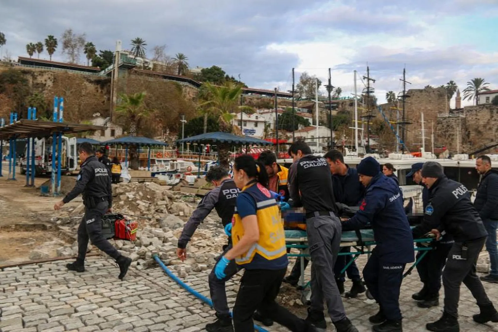 Şahsın mont sayesinde su üzerinde kaldığı öğrenildi