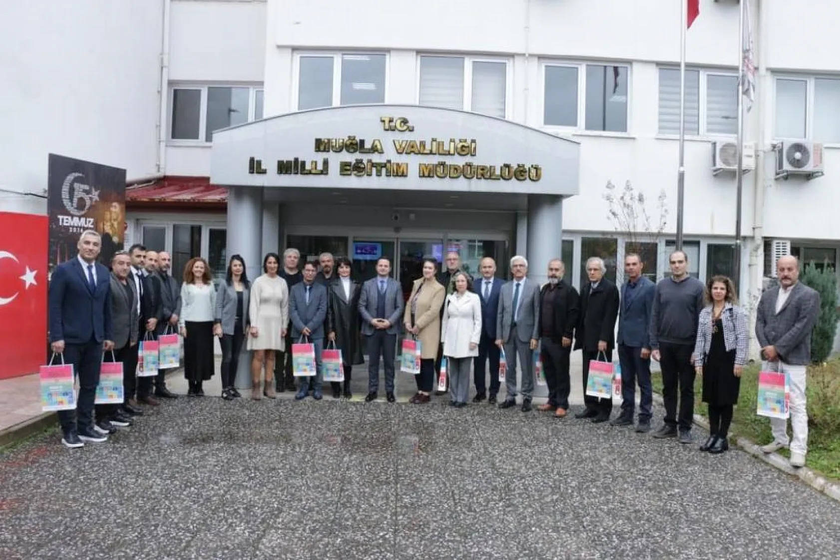 Öğretmenler, öğrencilerine ders kitapları hazırlıyor
