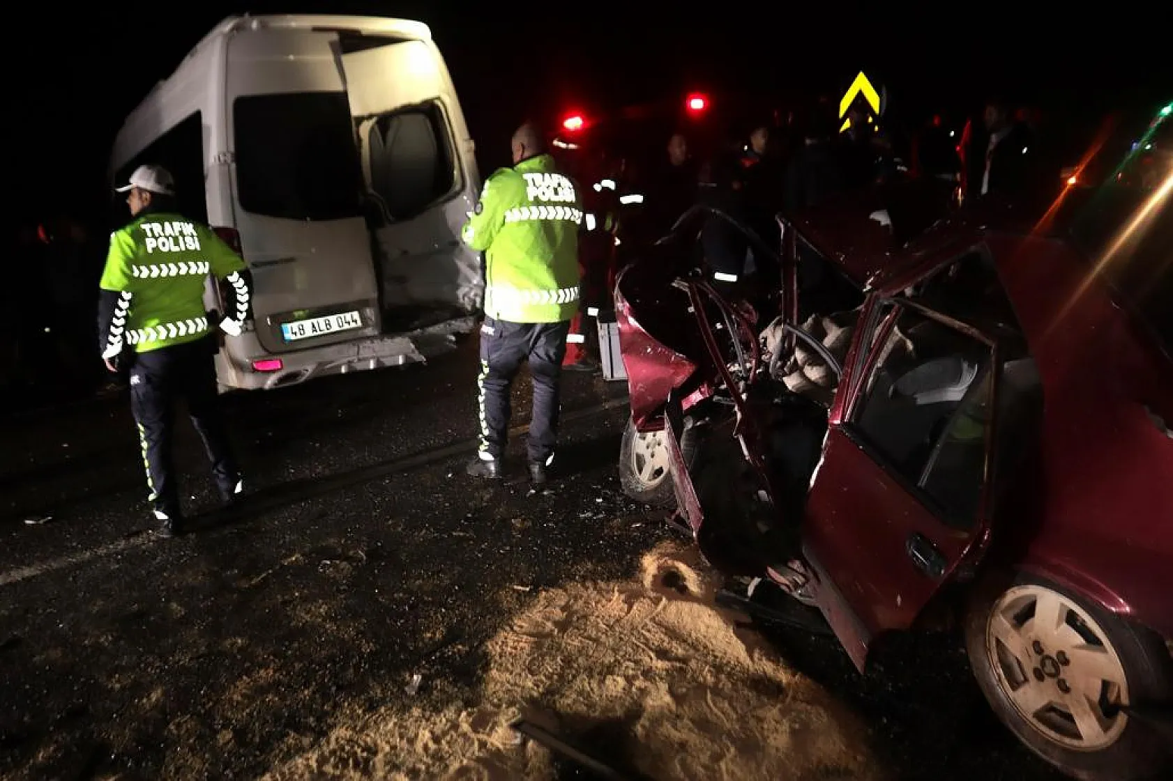 Yolcu minibüsüne otomobil arkadan çarptı, 2 kişi hayatını kaybetti