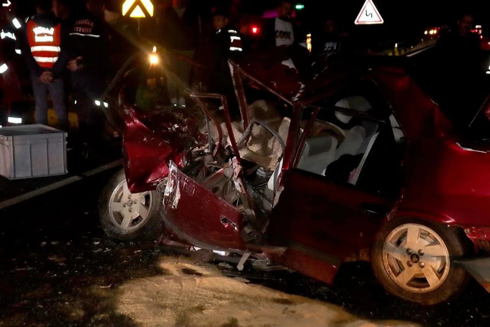 Yolcu minibüsüne otomobil arkadan çarptı, 2 kişi hayatını kaybetti