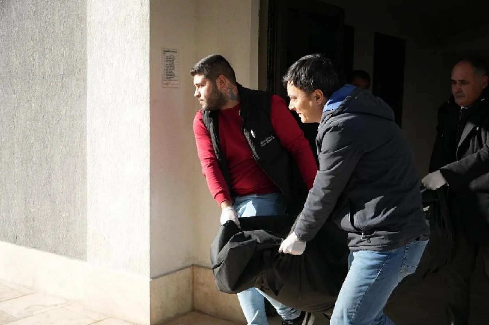 Müdür yardımcısı boğazı bıçakla kesilmiş halde bulundu