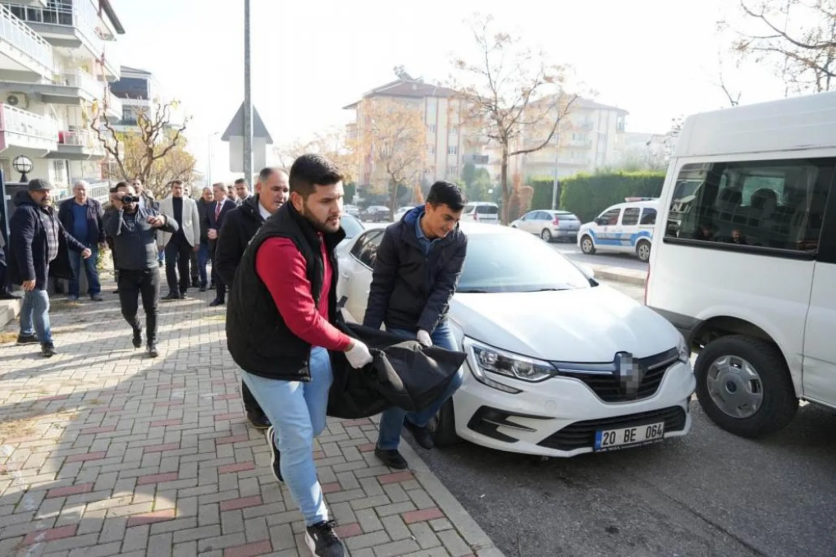 Müdür yardımcısı boğazı bıçakla kesilmiş halde bulundu